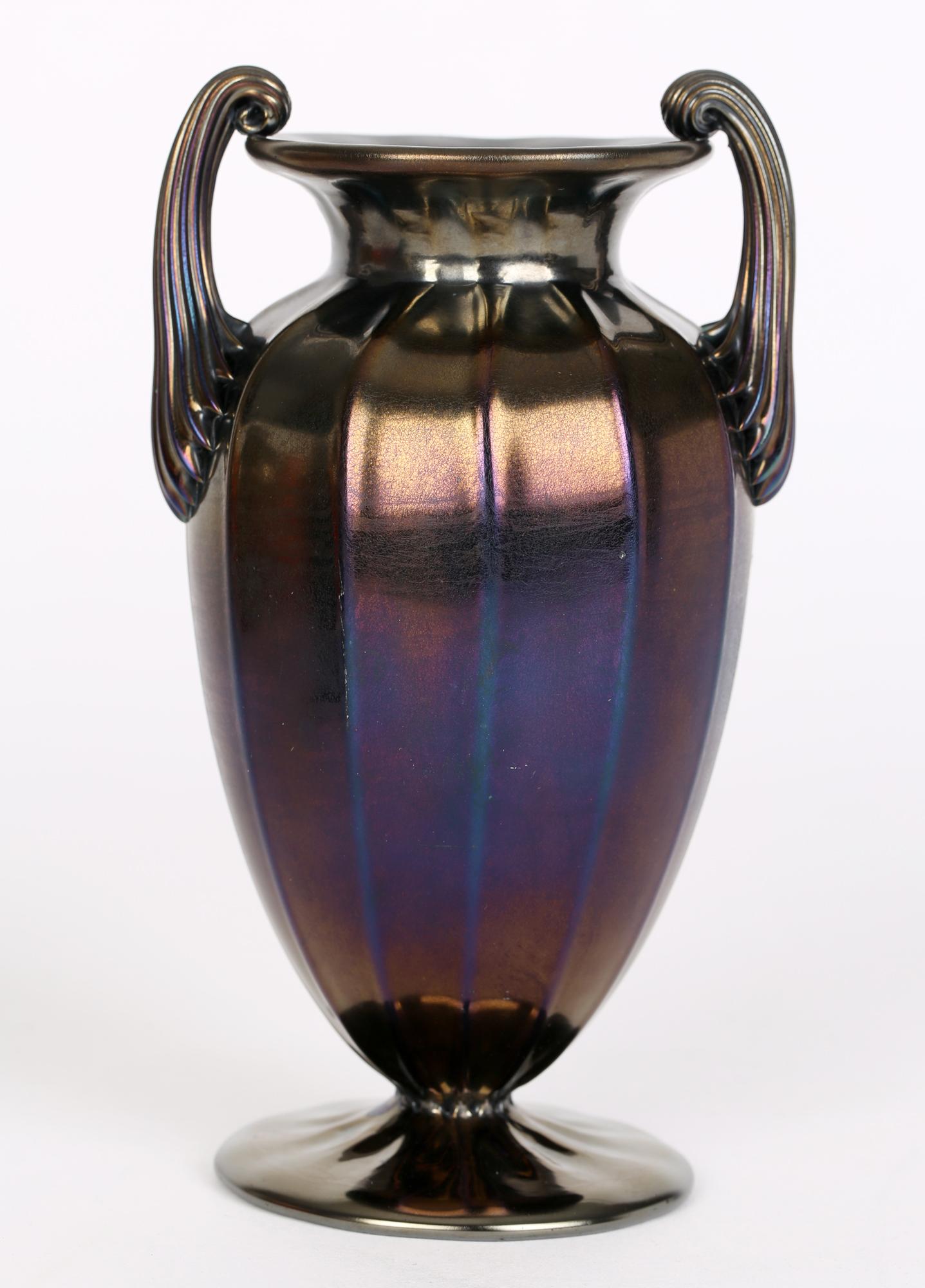 Fait main Paire de vases en verre à poignée en bronze irisé Art Nouveau de Thomas Webb en vente