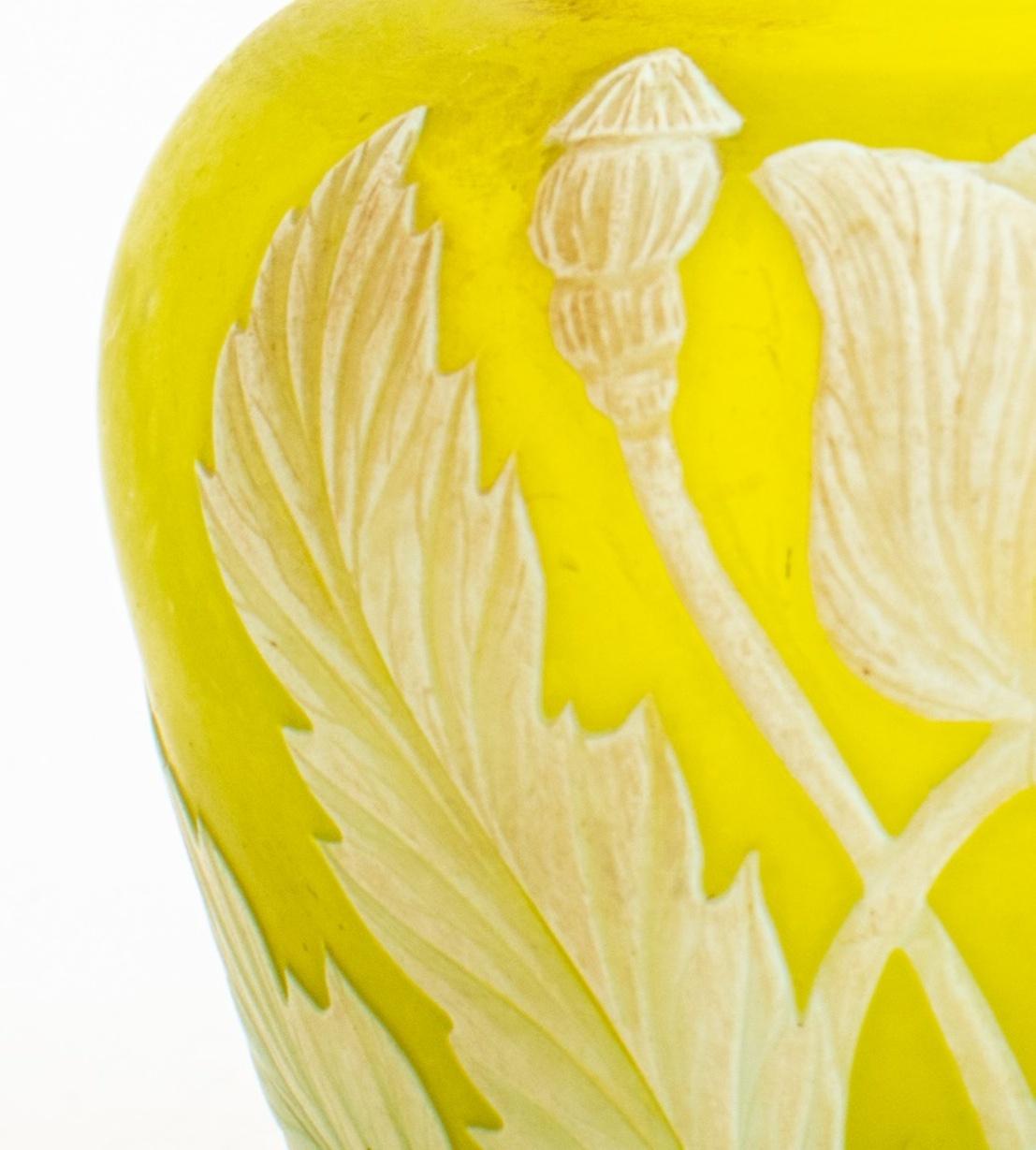 Kleine englische Kamee-Vase aus Glas von Thomas Webb im Zustand „Gut“ im Angebot in New York, NY