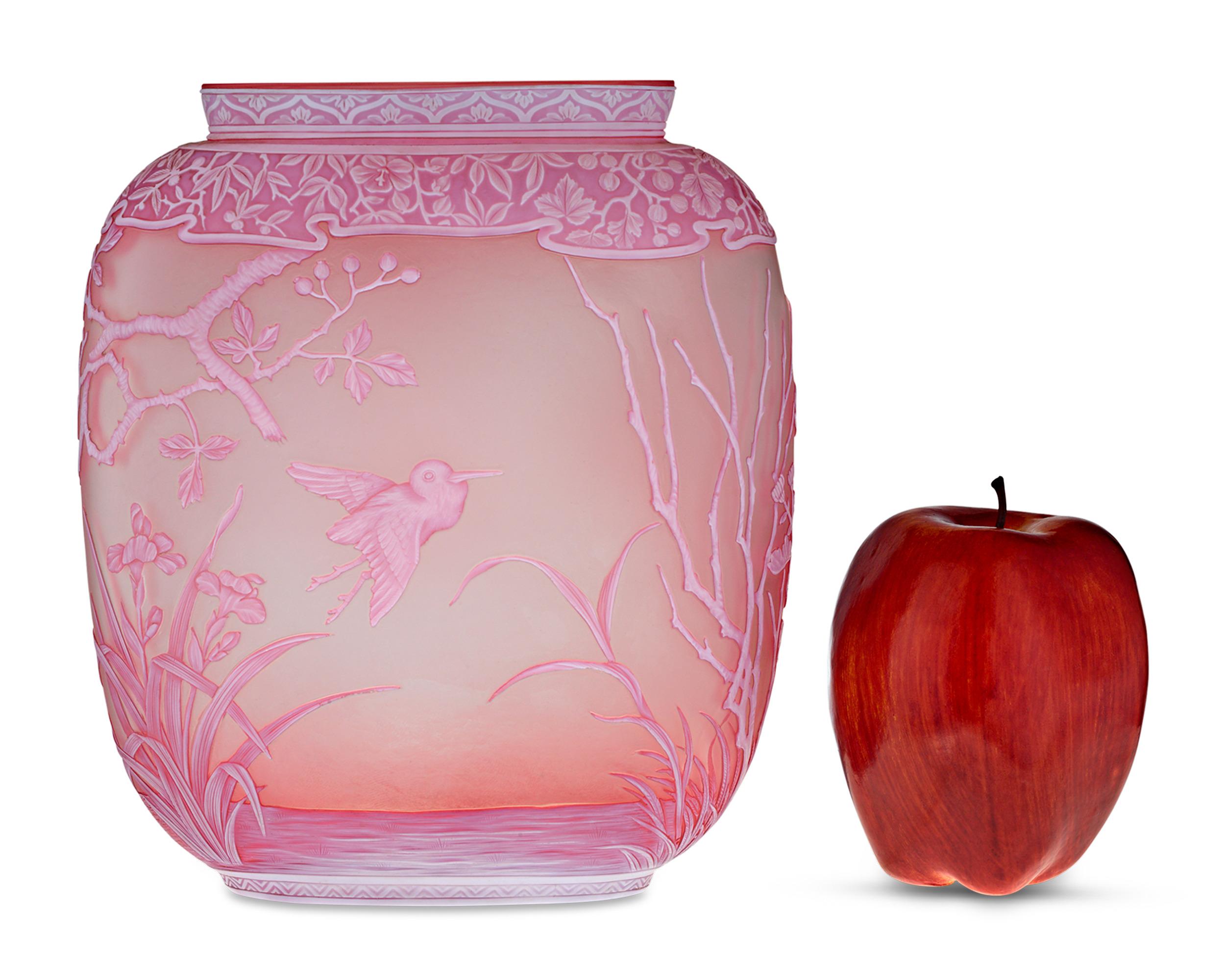 Thomas Webb & Sons Vaso a cammeo bicolore In condizioni ottime in vendita a New Orleans, LA