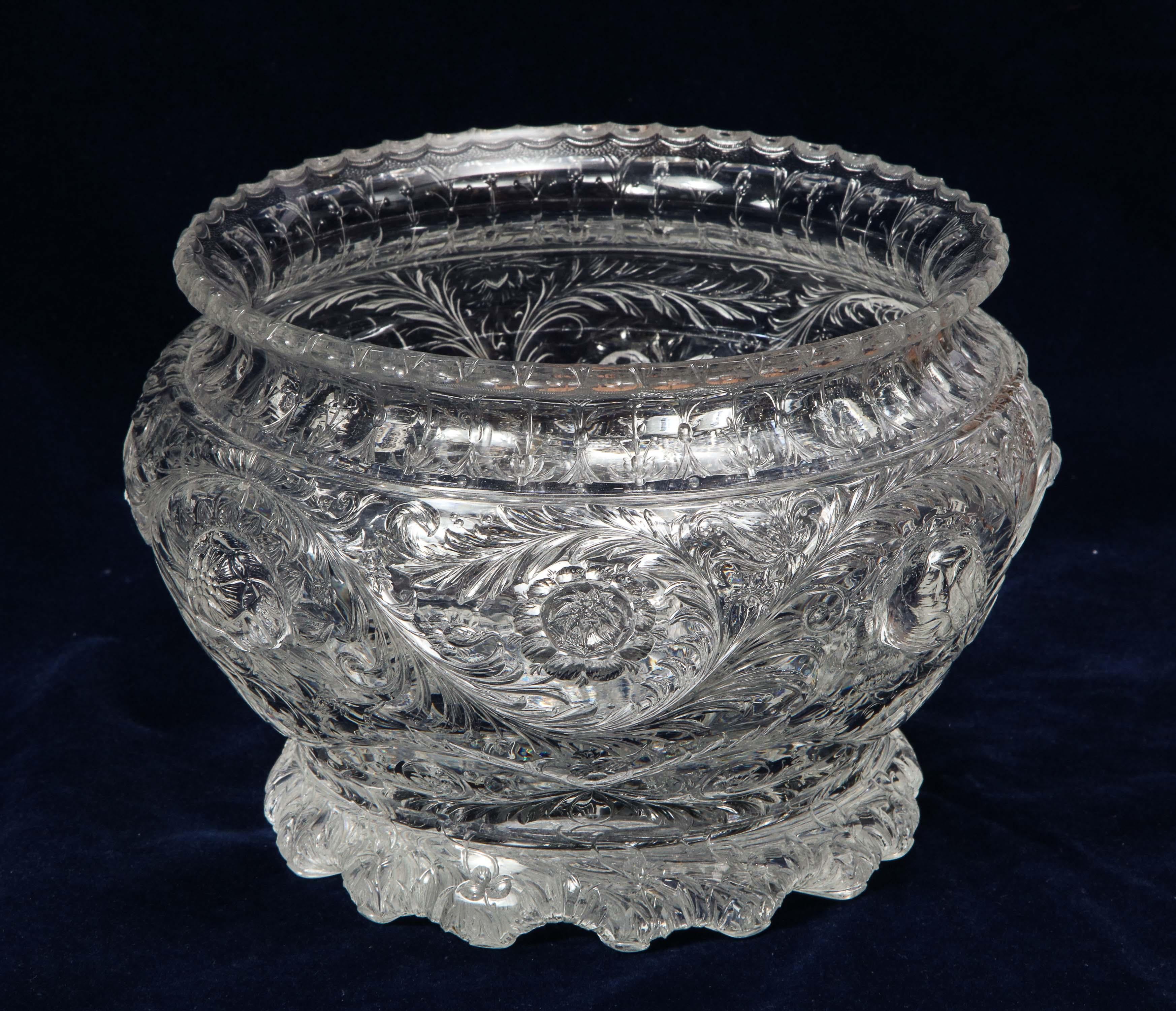 Rococo Bol à punch « Rock-Crystal Type » sculpté sur roue de Thomas Webb & Sons, George Woodall en vente