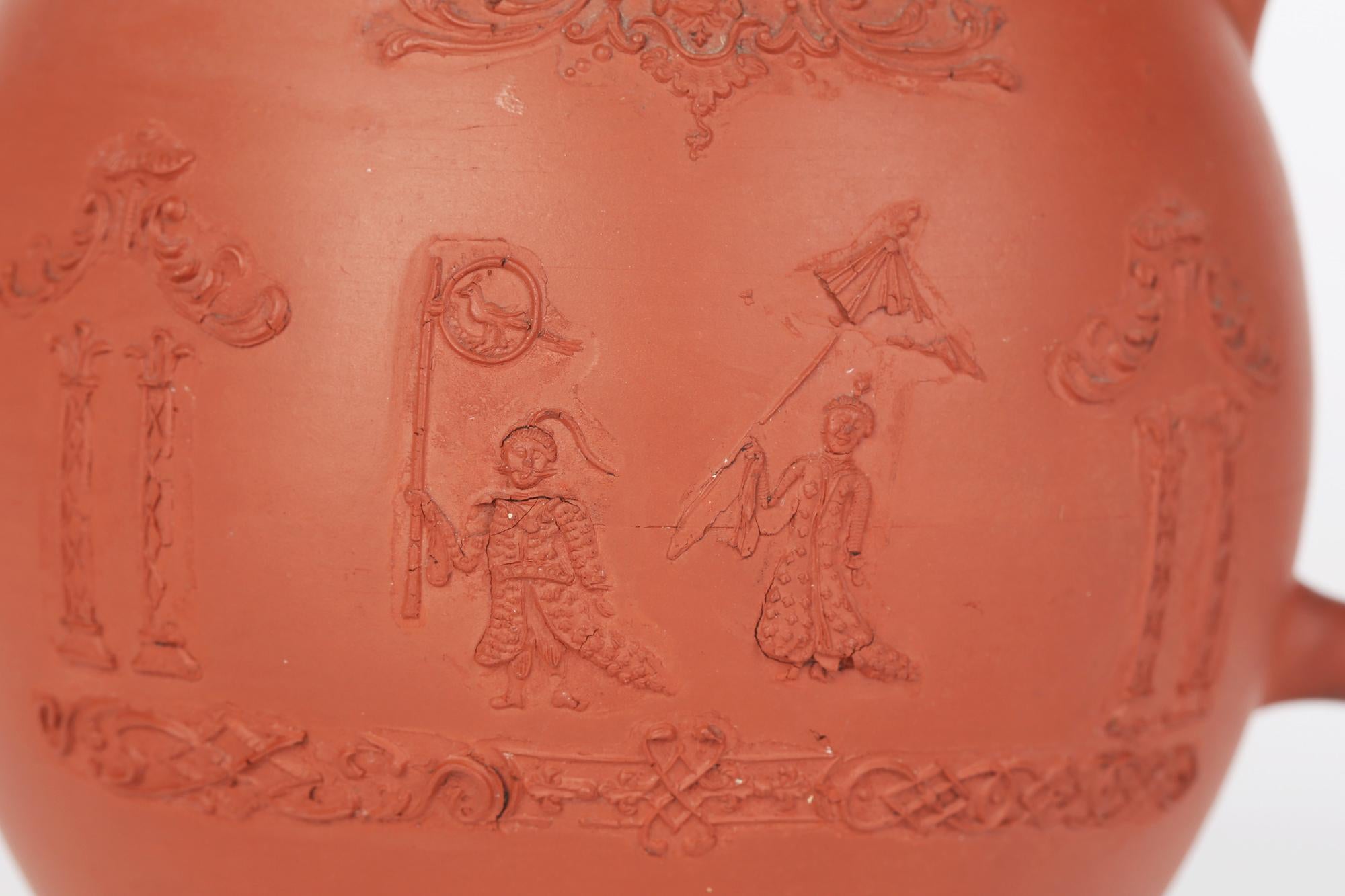 Eine seltene englische Teekanne aus roter Staffordshire-Keramik mit orientalischen Mustern von Thomas Whieldon, Fenton, aus der Zeit um 1760/70. Die Teekanne ist leicht und fein getöpfert, hat einen tonnenförmigen Korpus, einen Schlaufengriff und