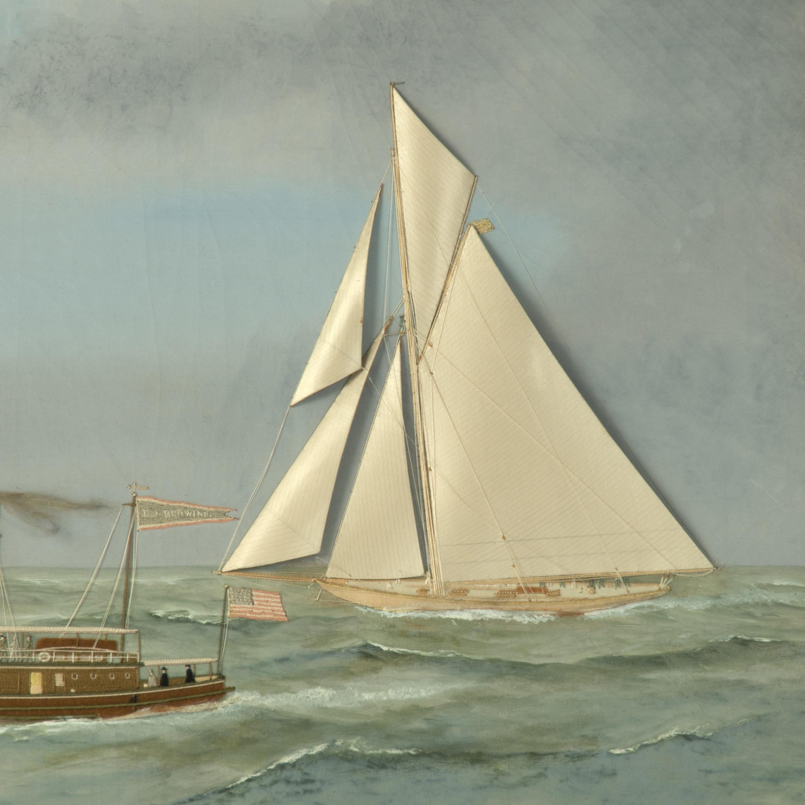 Thomas Willis : Shamrock III et Reliance franchissant la ligne, Coupe de l'America, 1903. Ce tableau mixte est réalisé à l'huile sur toile avec des tissus de soie et de velours brodés au fil de soie. Elle montre la course de yachts de la Coupe de