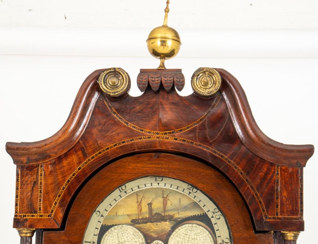 Reloj de caja larga Jorge III, siglo XIX, con frontón roto sobre la esfera con la inscripción 