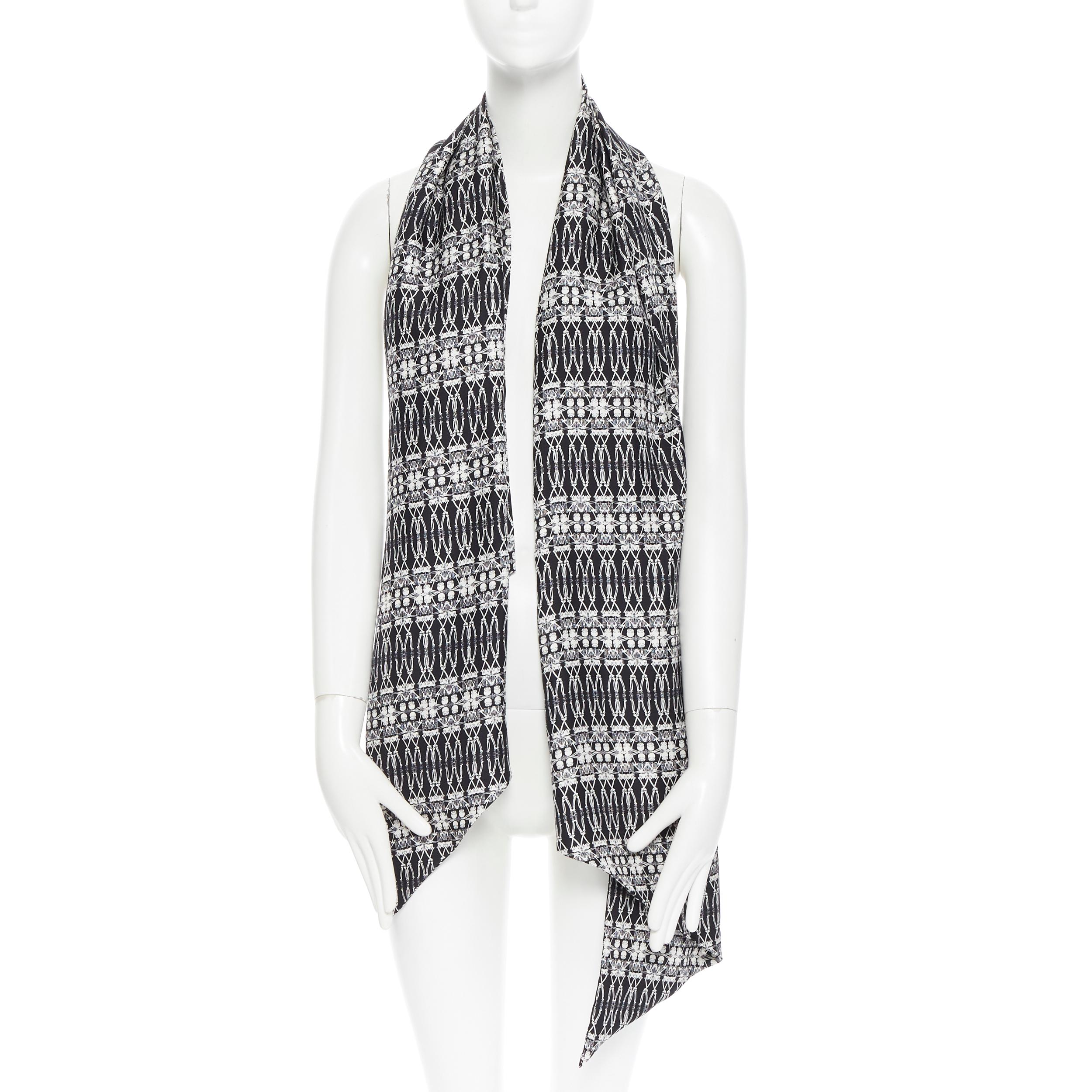 Grigio Thomas Thomas WYLDE, sciarpa lunga in 100% seta bianca e nera con stampa di scheletri.
