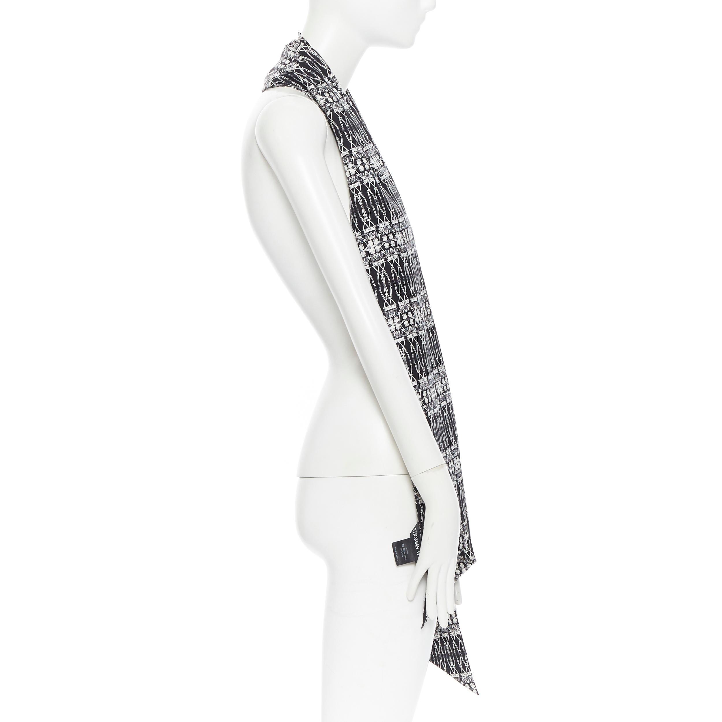 Donna Thomas Thomas WYLDE, sciarpa lunga in 100% seta bianca e nera con stampa di scheletri.