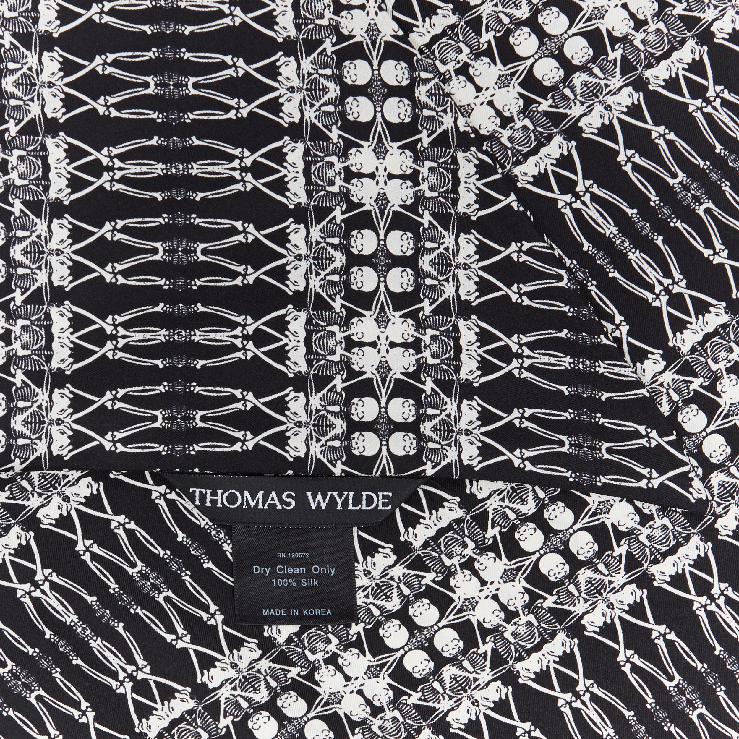 Thomas Thomas WYLDE, sciarpa lunga in 100% seta bianca e nera con stampa di scheletri. 2