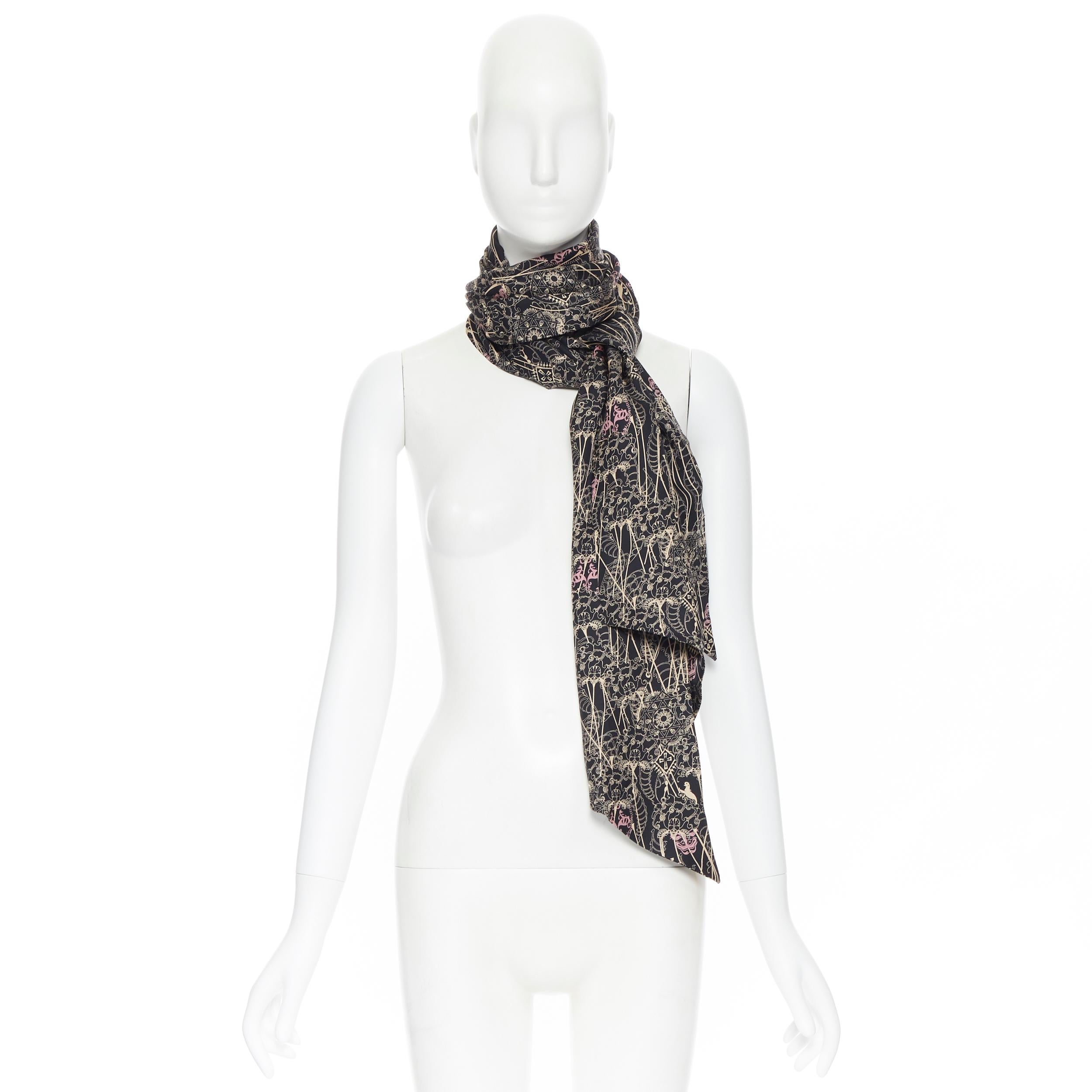 Thomas WYLDE sciarpa 100% sillk nero rosa beige con stampa gotica del teschio
Marchio: Thomas Thomas
Nome del modello / Stile: Sciarpa di seta
Materiale: Seta
Colore: nero
Modello: Geometrico
Made in: Corea

CONDIZIONE: 
Condizioni: Eccellente,