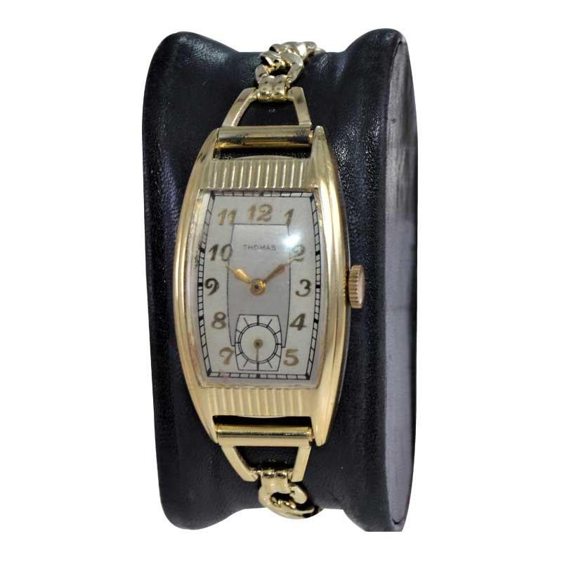 FABRIK / HAUS: Thomas Watch Company
STIL / REFERENZ: Art Deco / Tonneau Form
METALL / MATERIAL: Gelbgoldfüllung / Original-Armband
CIRCA / JAHR: 1940er Jahre 
ABMESSUNGEN / GRÖSSE: Länge 40mm x Breite 22mm
UHRWERK / KALIBER: Handaufzug / 17 Jewels /