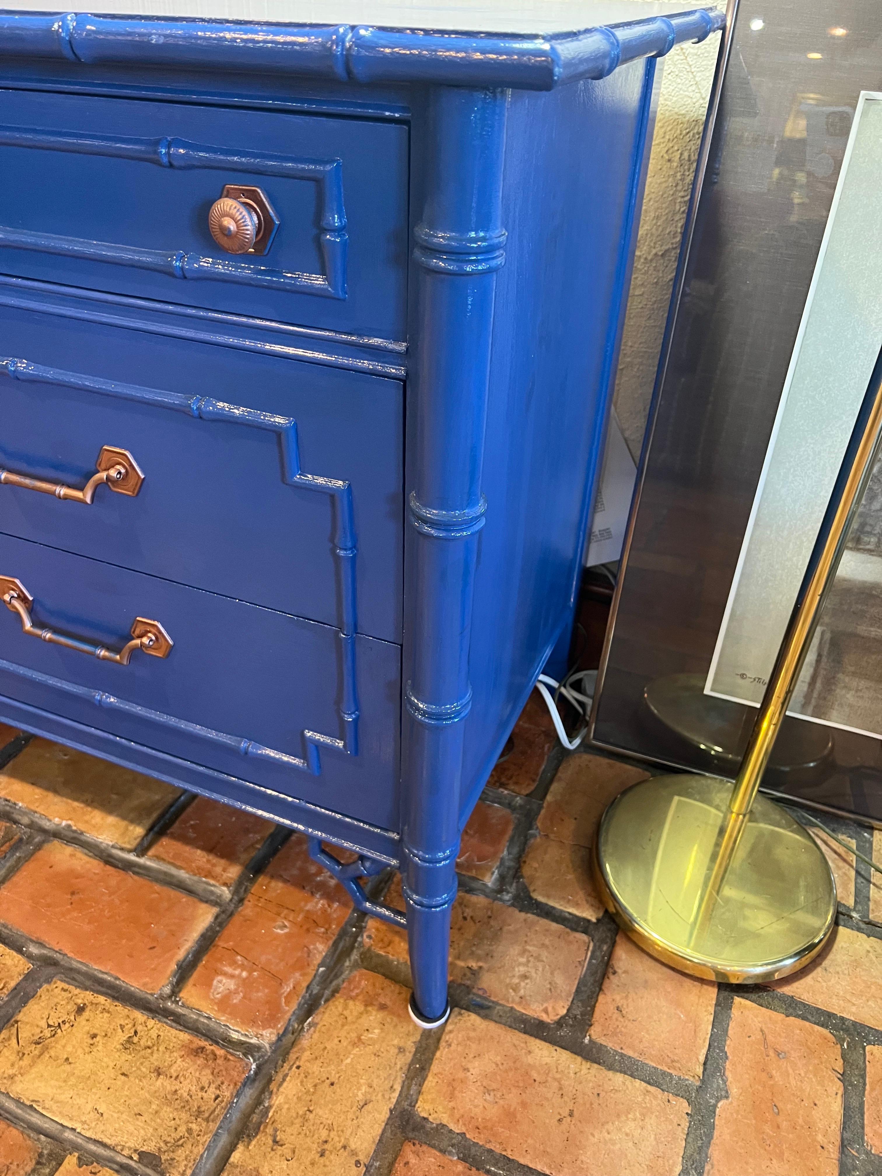 Comò in bambù finto Thomasville Allegro Chinoiserie in blu in vendita 5