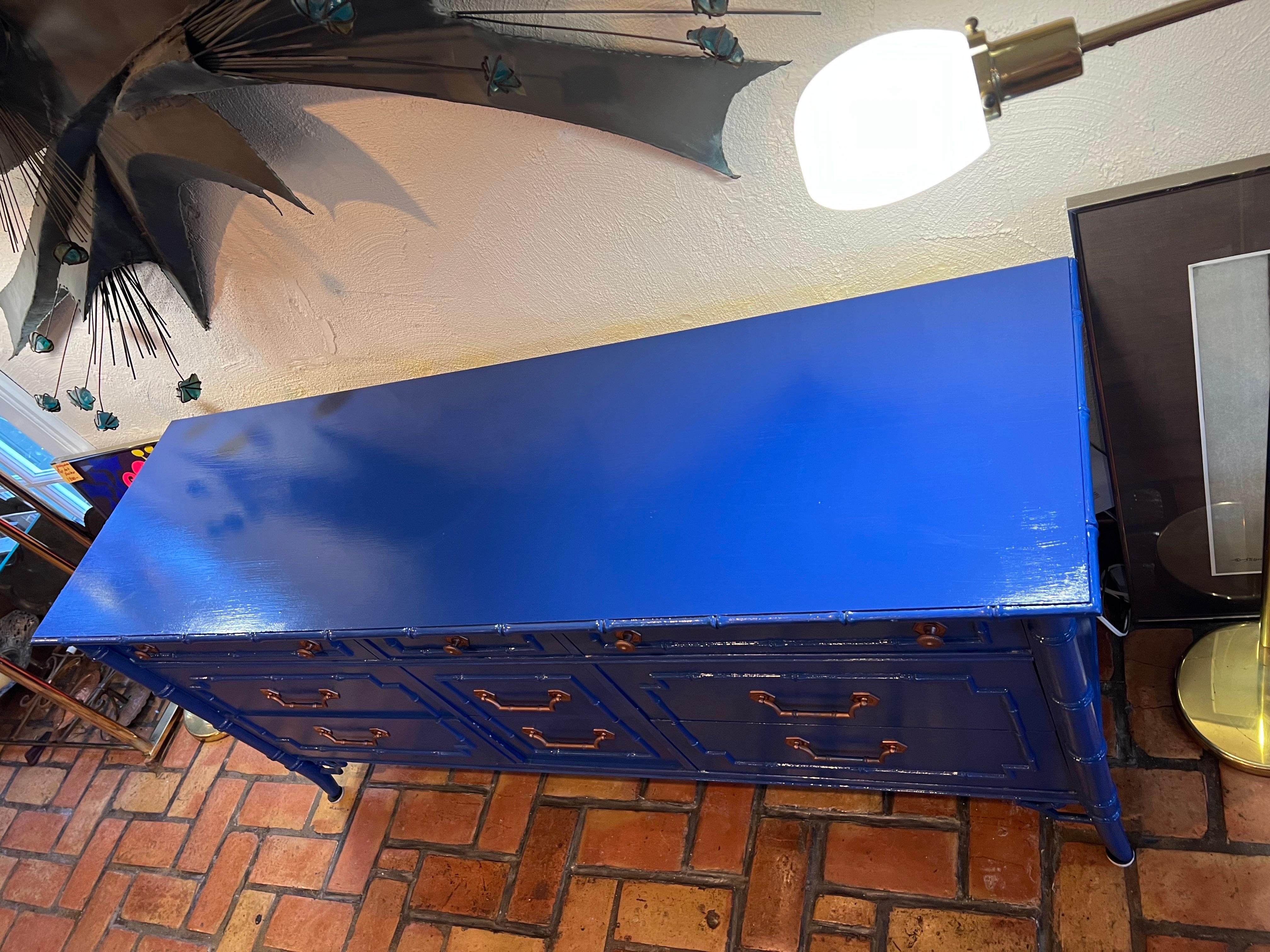 Comò in bambù finto Thomasville Allegro Chinoiserie in blu in vendita 6
