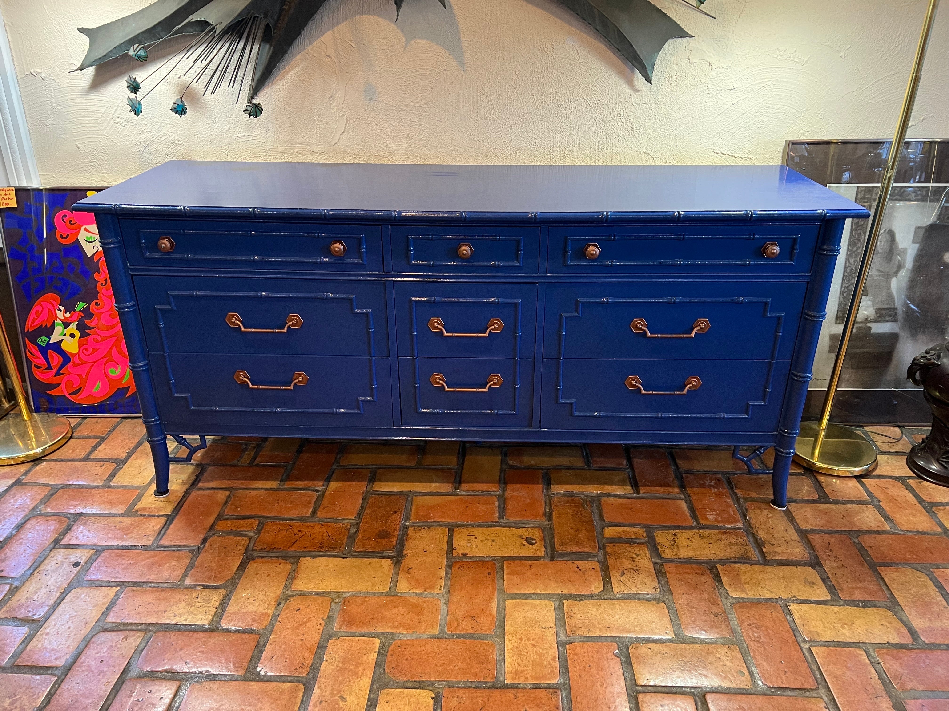 Comò Thomasville Allegro Chinoiserie in finto bambù blu. Comò classico a 9 cassetti con splendidi trafori e ferramenta decorativa.  È disponibile anche uno specchio abbinato, che possiamo dipingere di blu. 