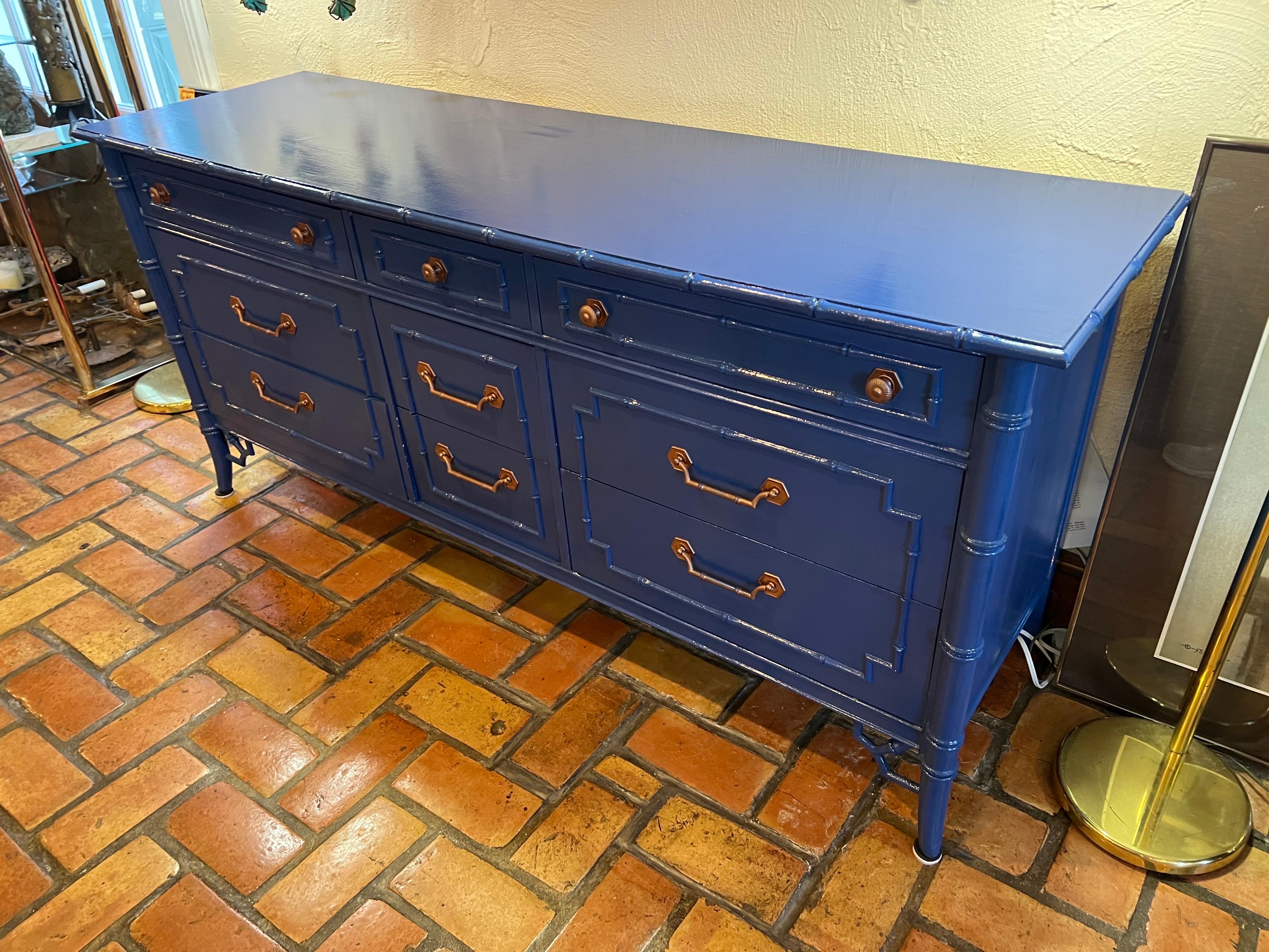 Comò in bambù finto Thomasville Allegro Chinoiserie in blu In condizioni buone in vendita a Redding, CT