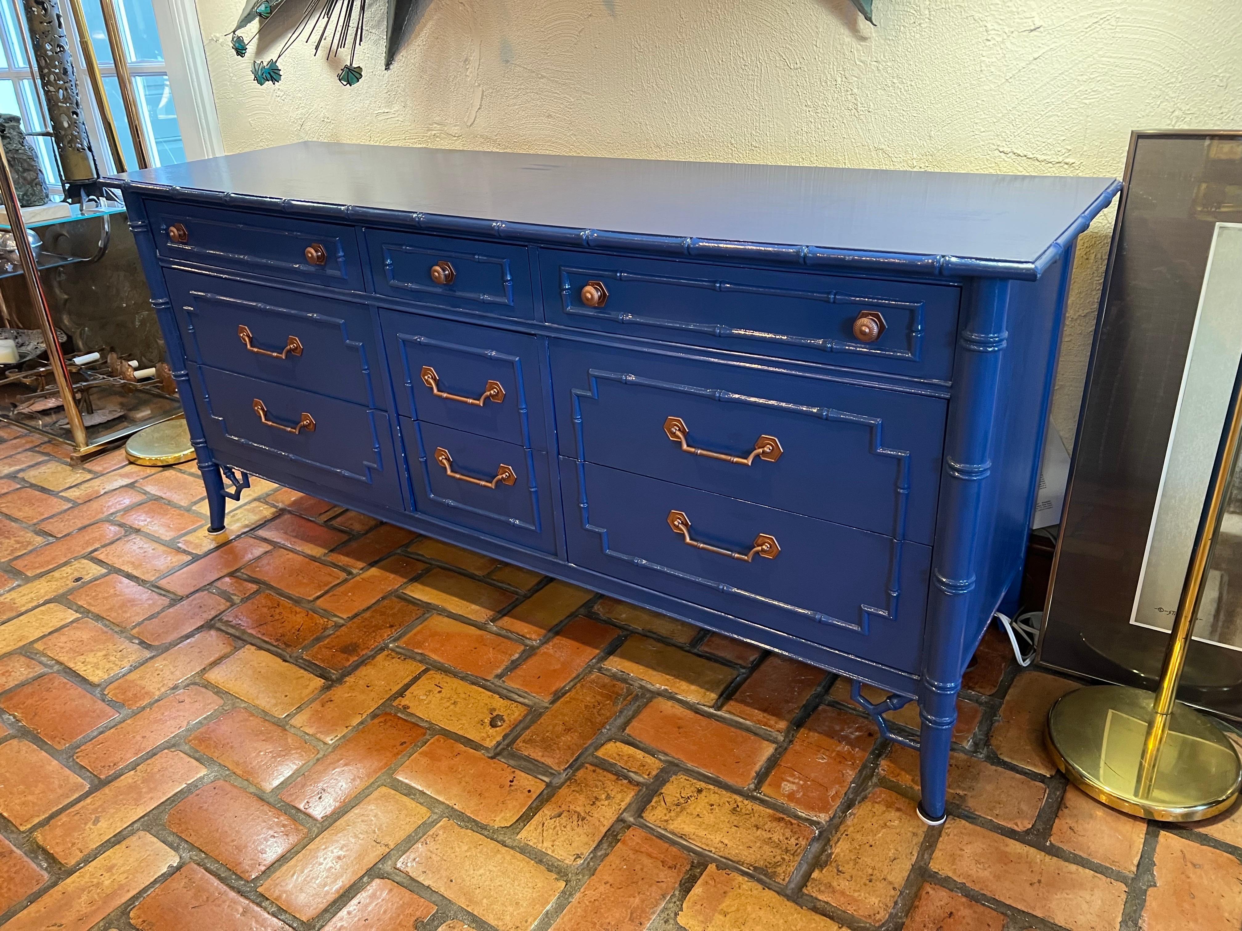 Fine XX secolo Comò in bambù finto Thomasville Allegro Chinoiserie in blu in vendita
