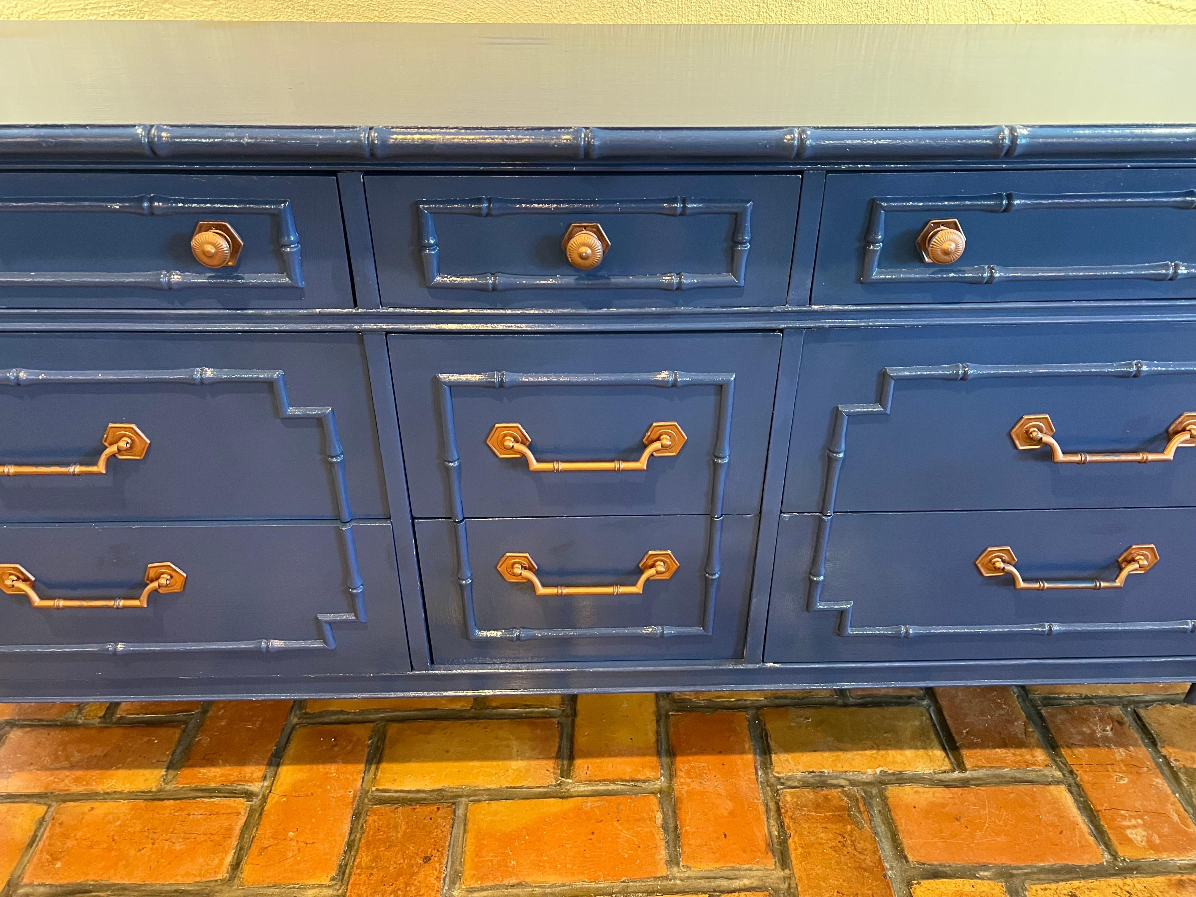 Metallo Comò in bambù finto Thomasville Allegro Chinoiserie in blu in vendita