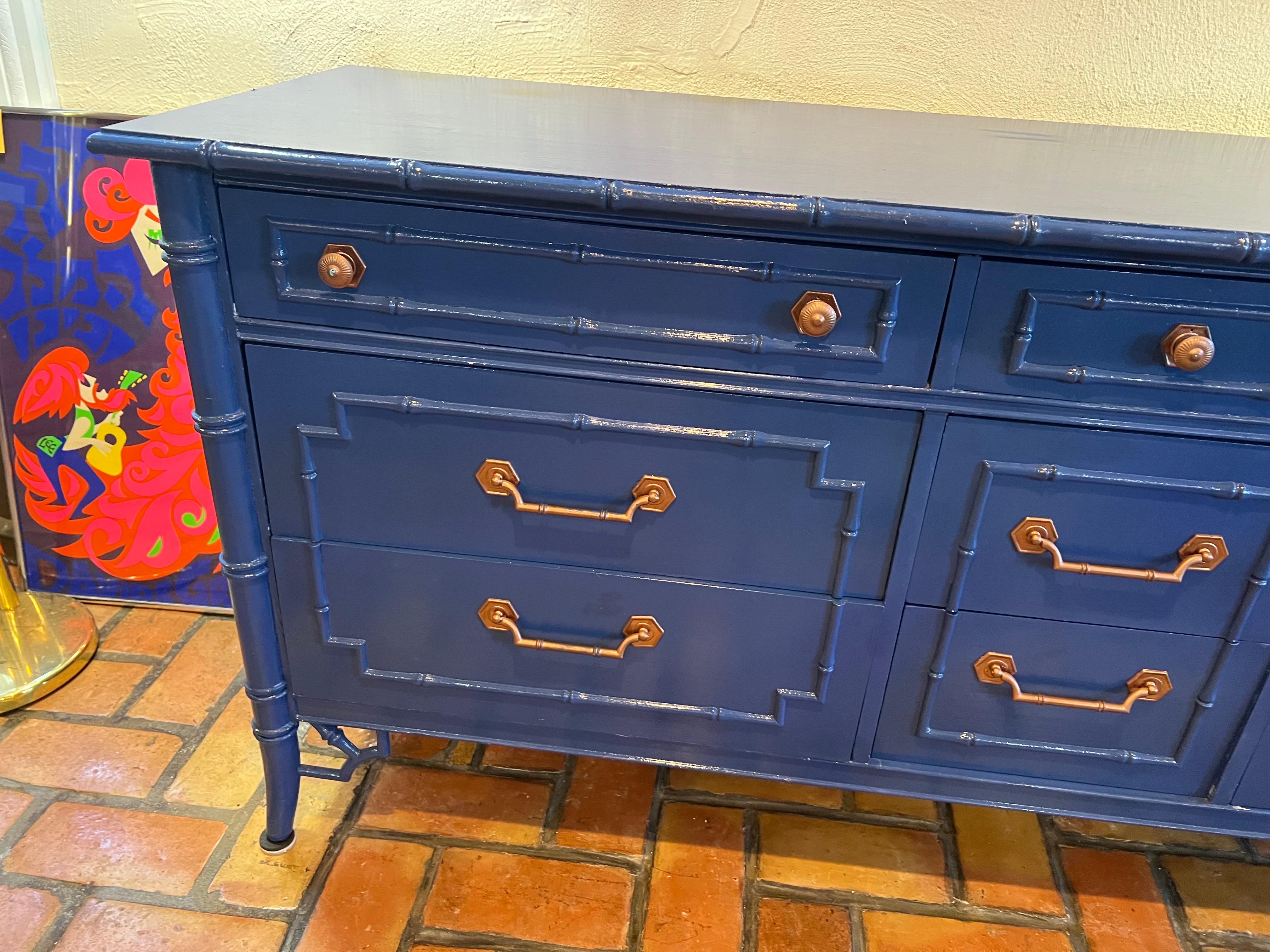 Comò in bambù finto Thomasville Allegro Chinoiserie in blu in vendita 1