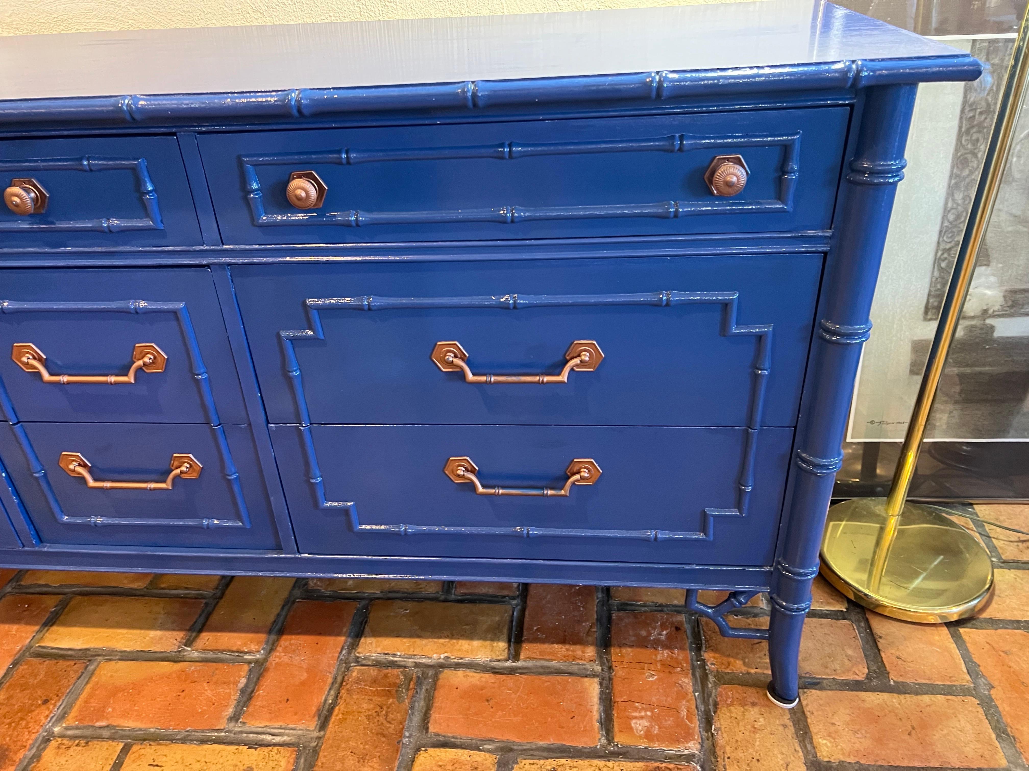 Comò in bambù finto Thomasville Allegro Chinoiserie in blu in vendita 2