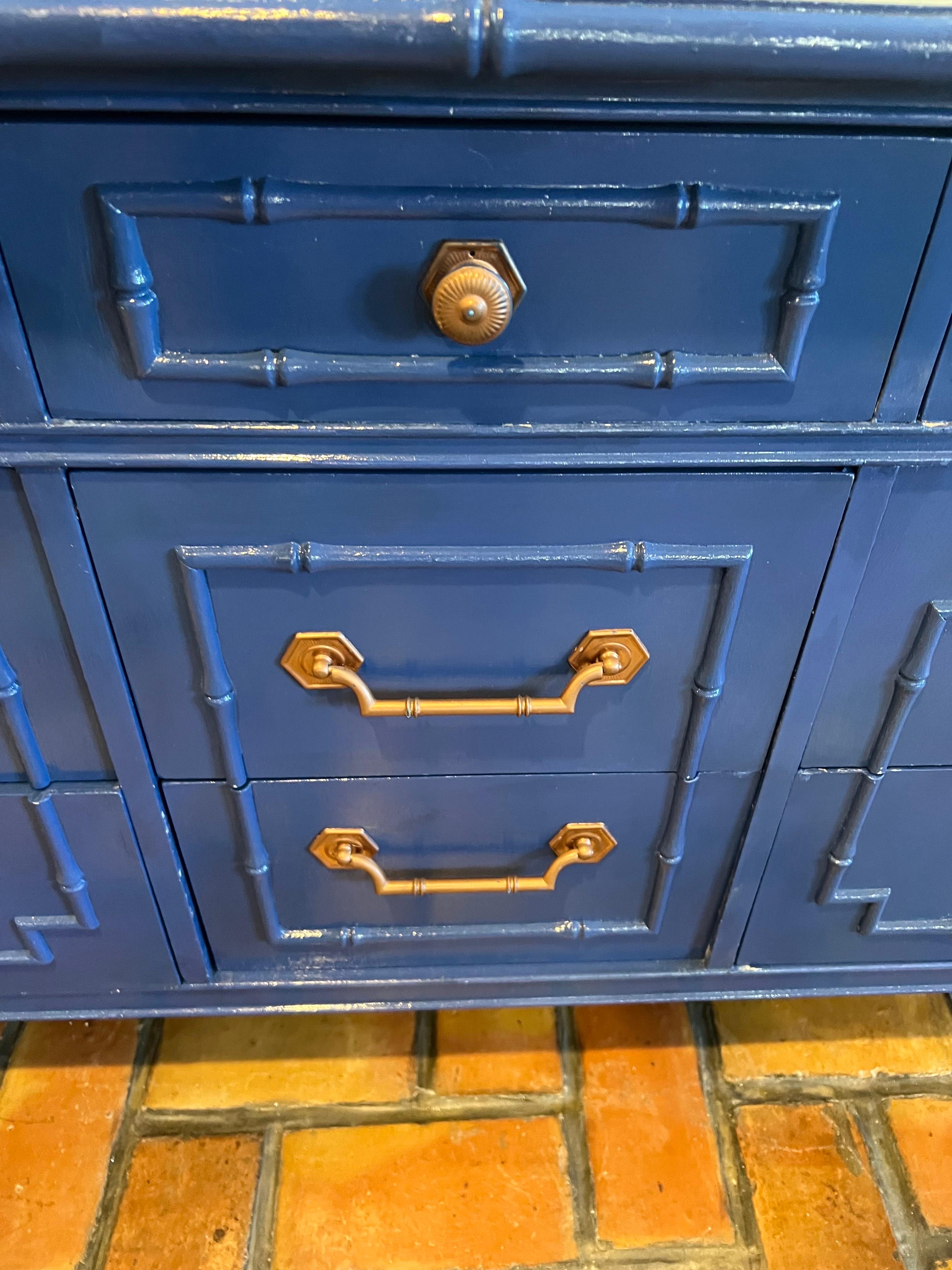 Comò in bambù finto Thomasville Allegro Chinoiserie in blu in vendita 3