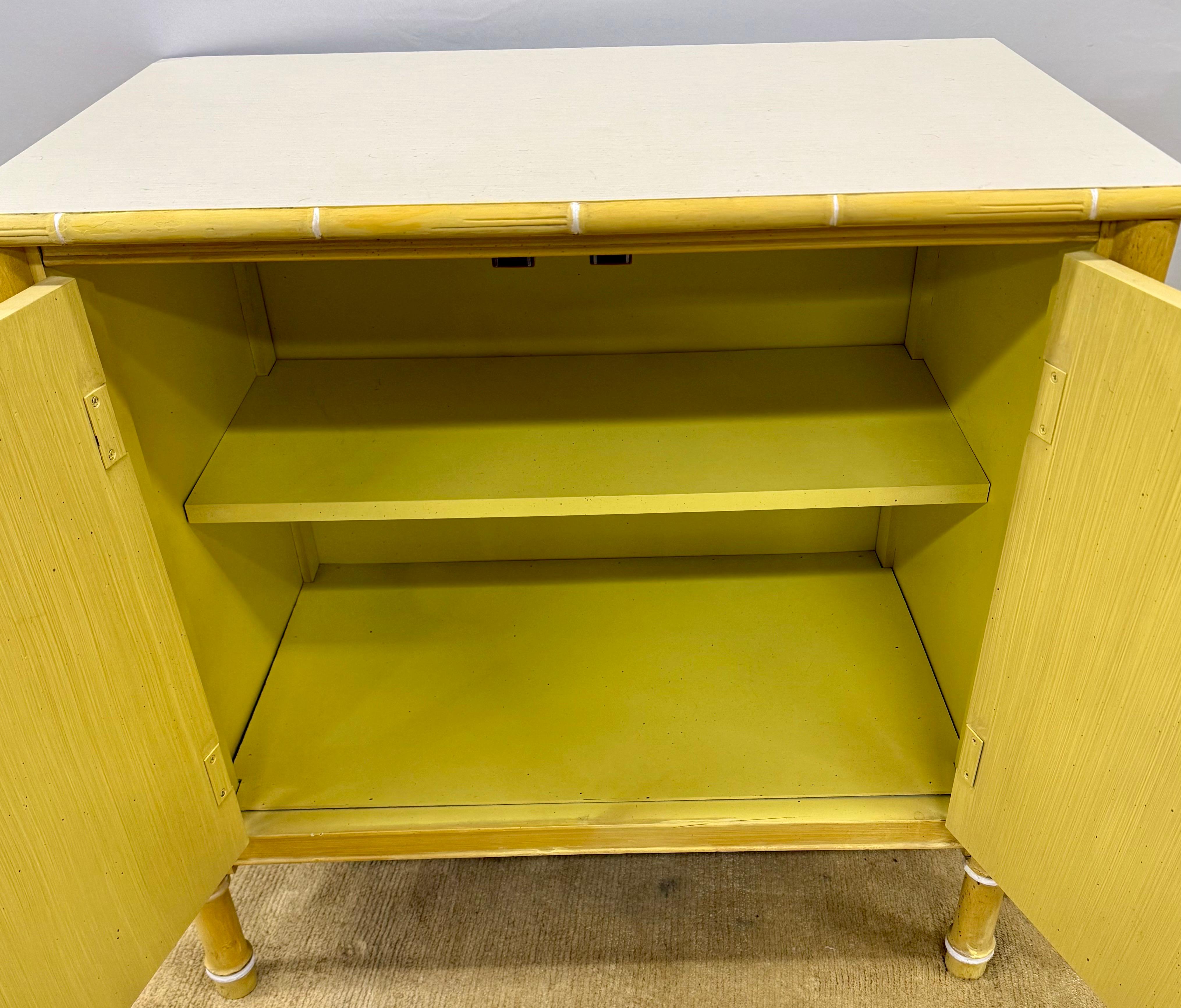 Splendido mobile Thomasville dell'ambita linea Allegro in finto bambù giallo.  Iconico classico del Mid Century e uno dei tanti pezzi di questo set che presentiamo questa settimana su 1stDibs.