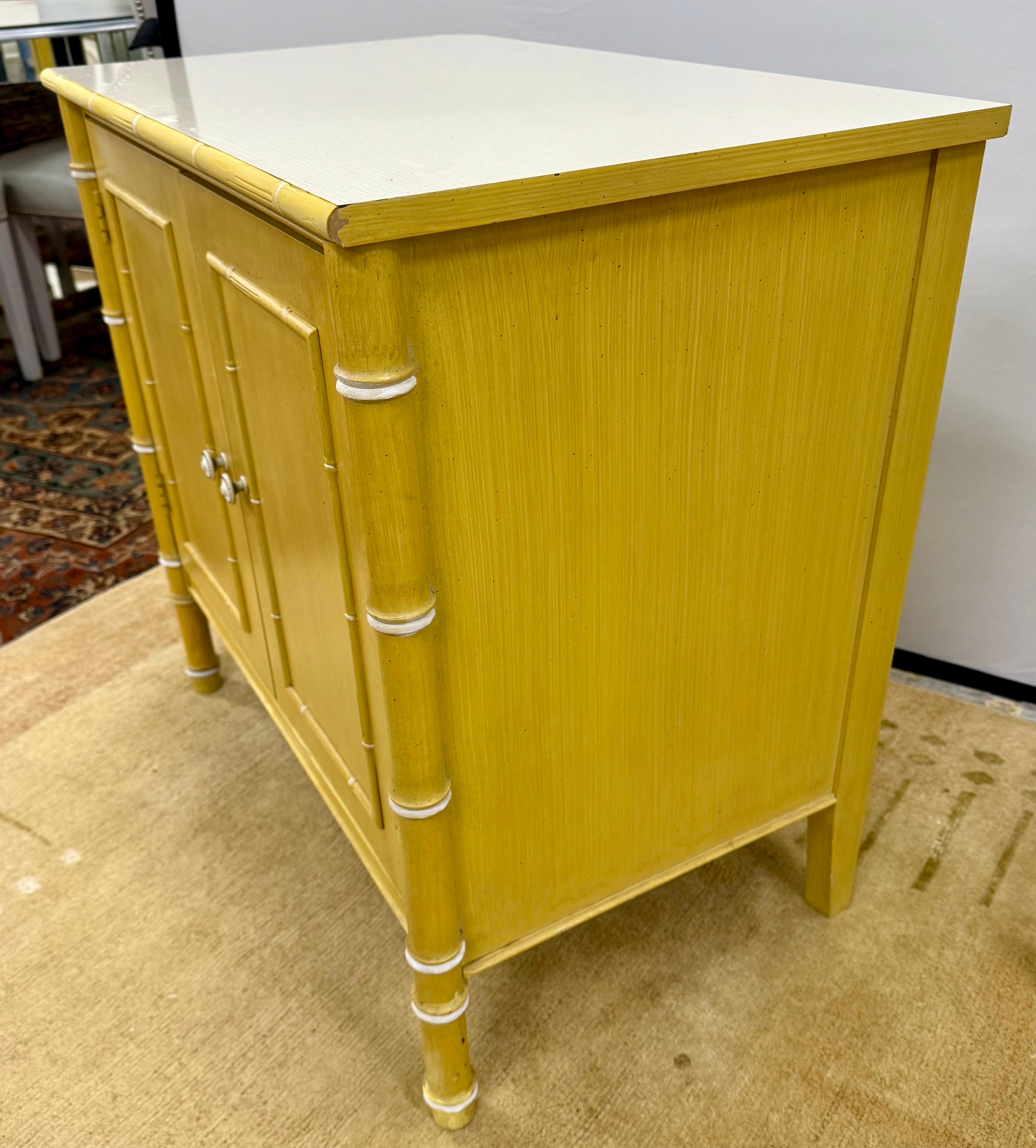 Mid-Century moderno Thomasville Allegro Mid Century Faux Bamboo Due Ante Armadio Comò Comodino in vendita