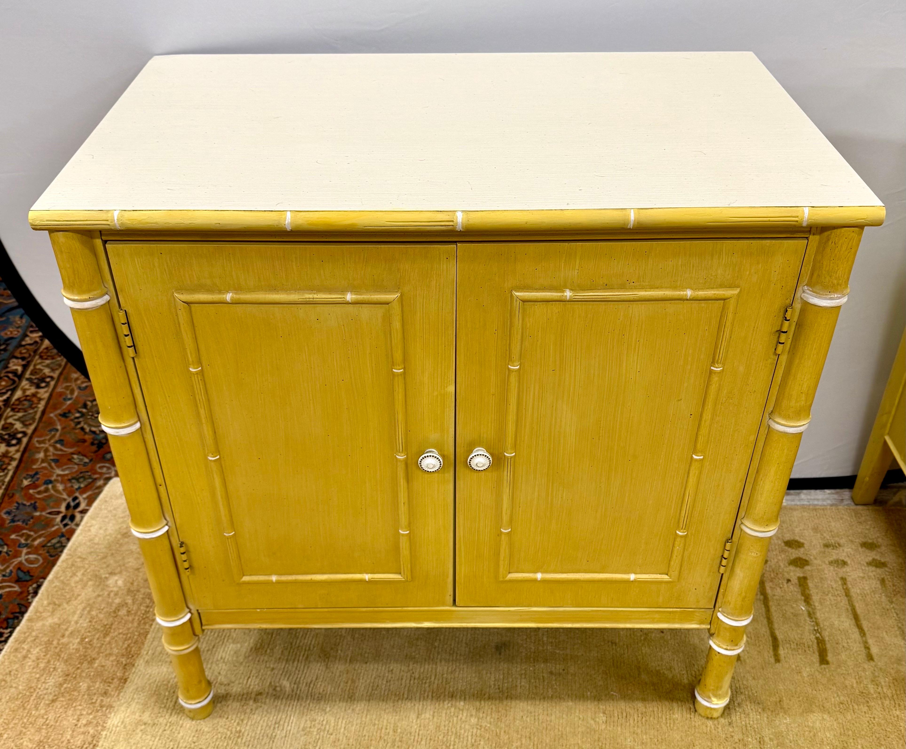 Americano Thomasville Allegro Mid Century Faux Bamboo Due Ante Armadio Comò Comodino in vendita