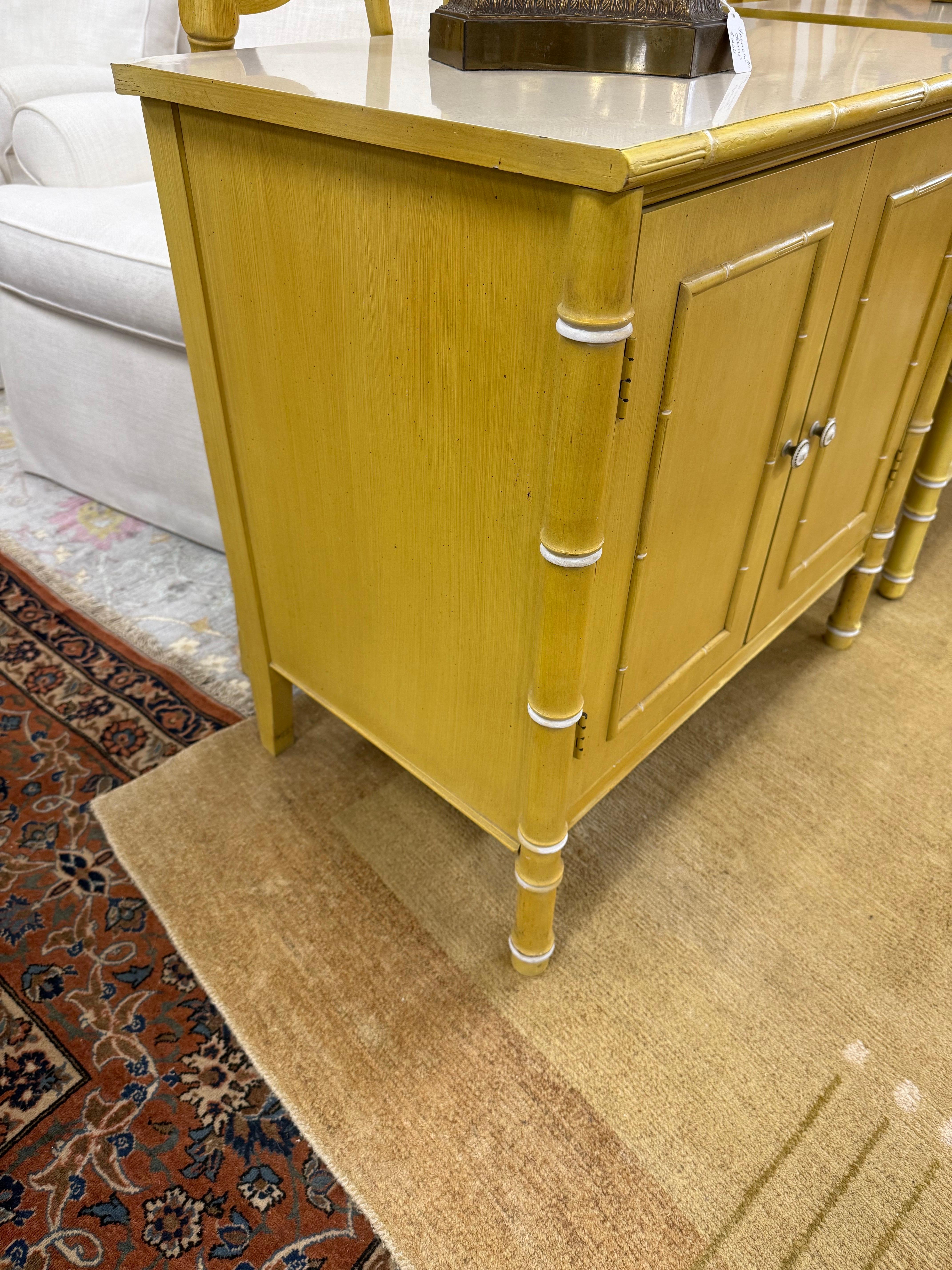 Metà XX secolo Thomasville Allegro Mid Century Faux Bamboo Due Ante Armadio Comò Comodino in vendita