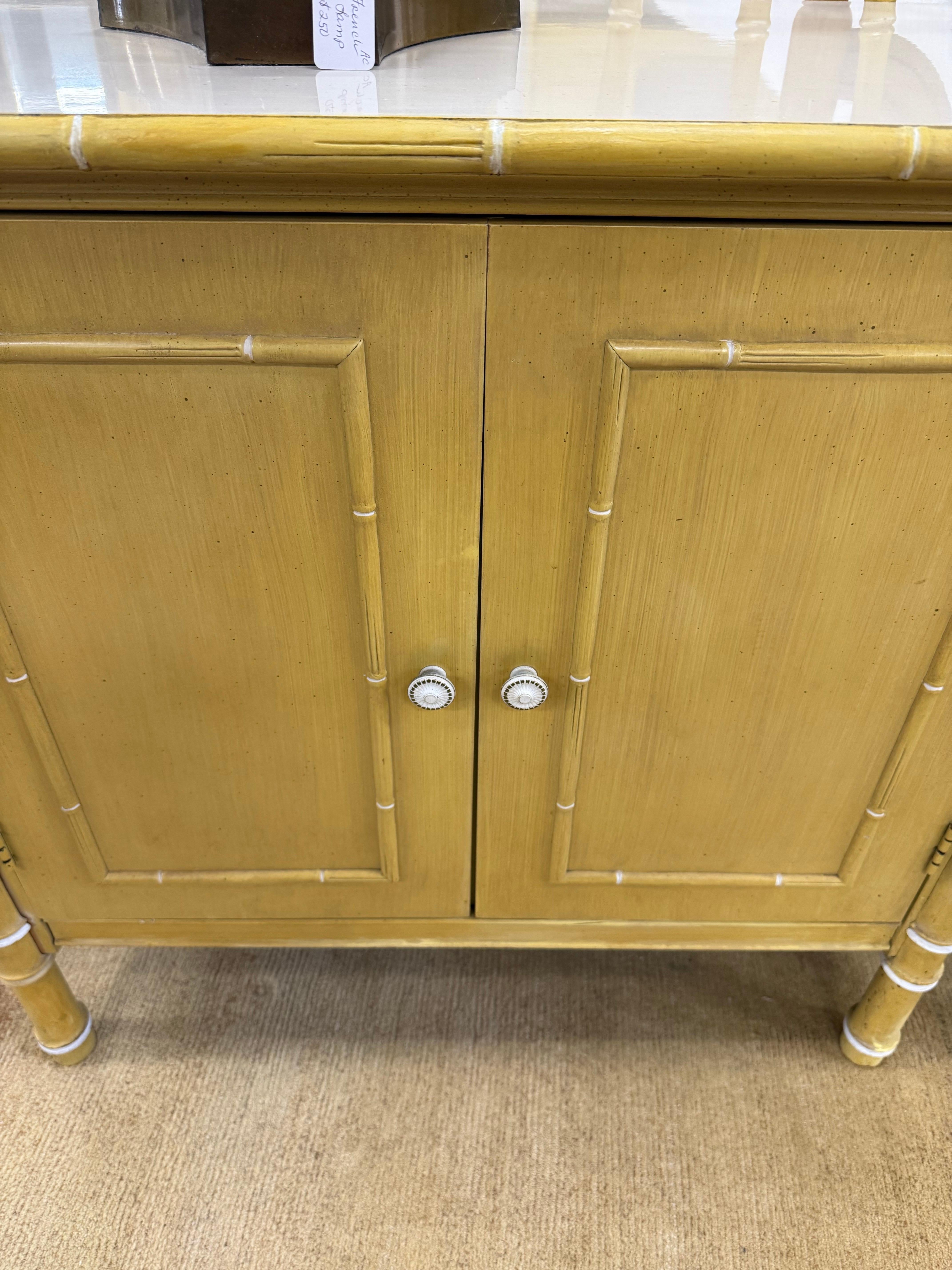 Finto bambù Thomasville Allegro Mid Century Faux Bamboo Due Ante Armadio Comò Comodino in vendita