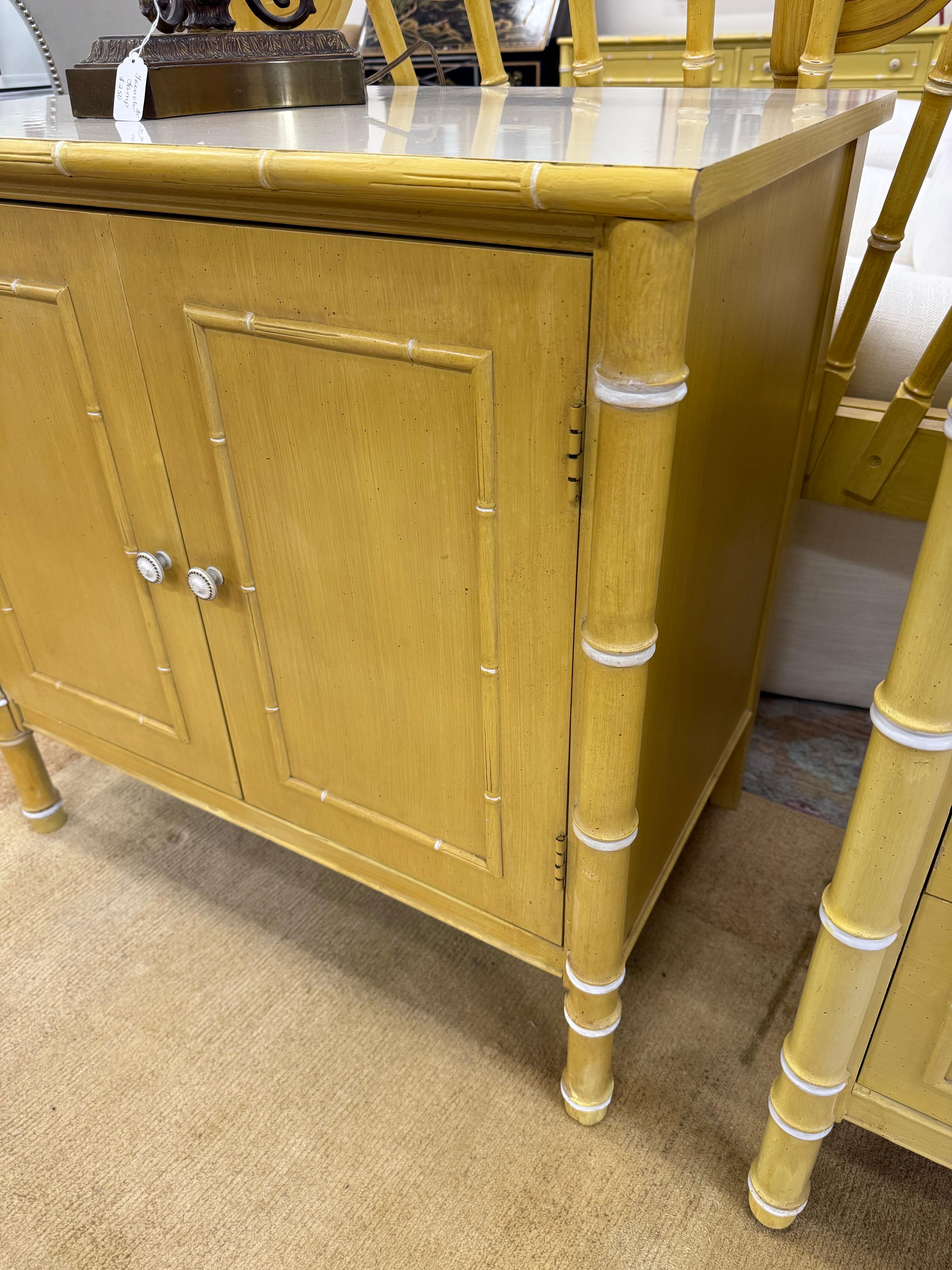 Thomasville Allegro Mid Century Faux Bamboo Due Ante Armadio Comò Comodino in vendita 1