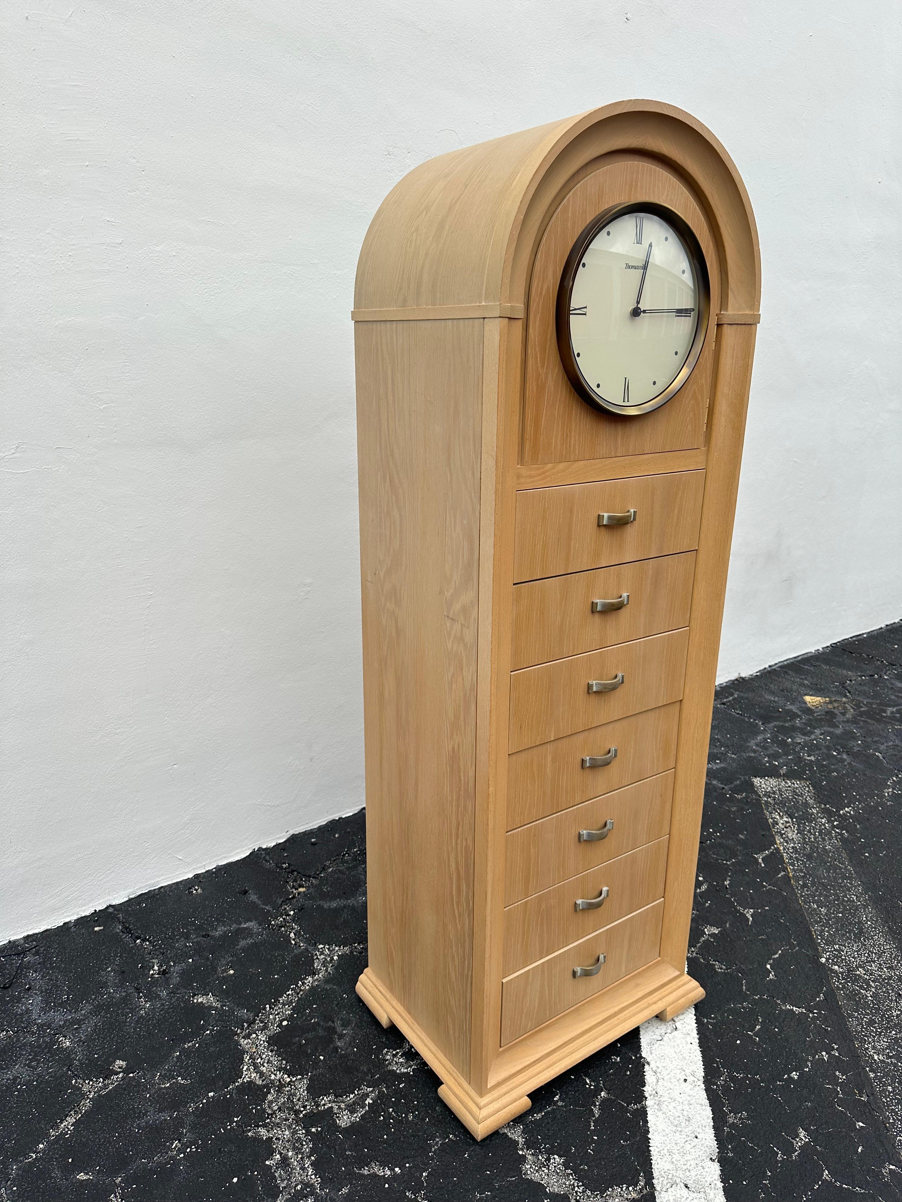 Questa cassettiera ha cinque cassetti all'esterno e tre nascosti dietro l'orologio. I cassetti sono costruiti con giunzioni a coda di rondine che li rendono molto resistenti. I cassetti esterni sono profondi cinque pollici e quelli interni tre