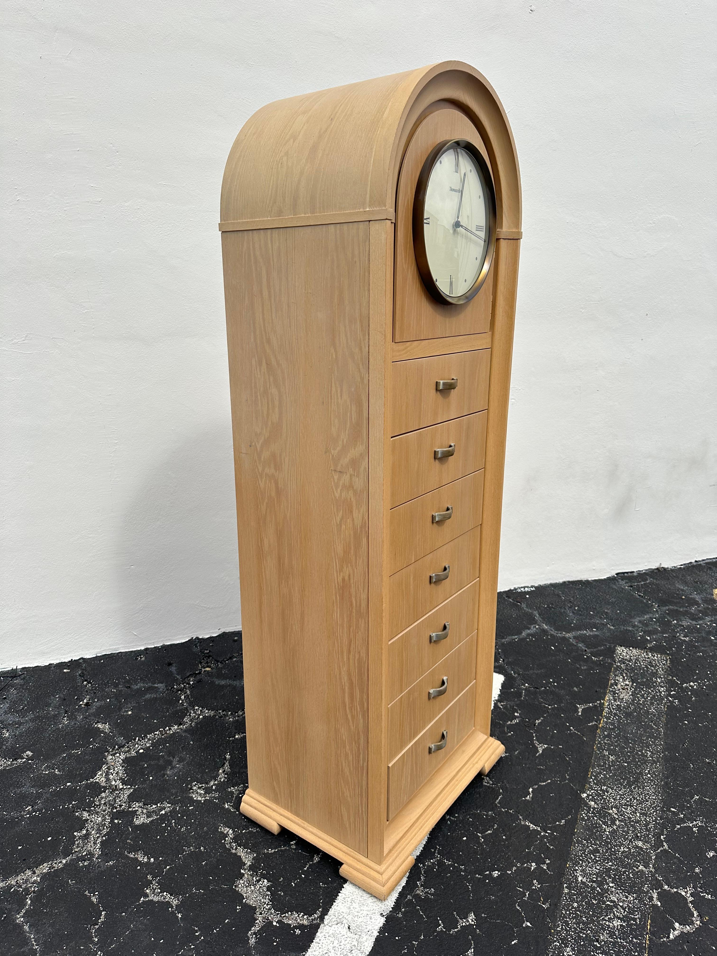 Classico americano Thomasville Cassettiera a otto archi con orologio in vendita