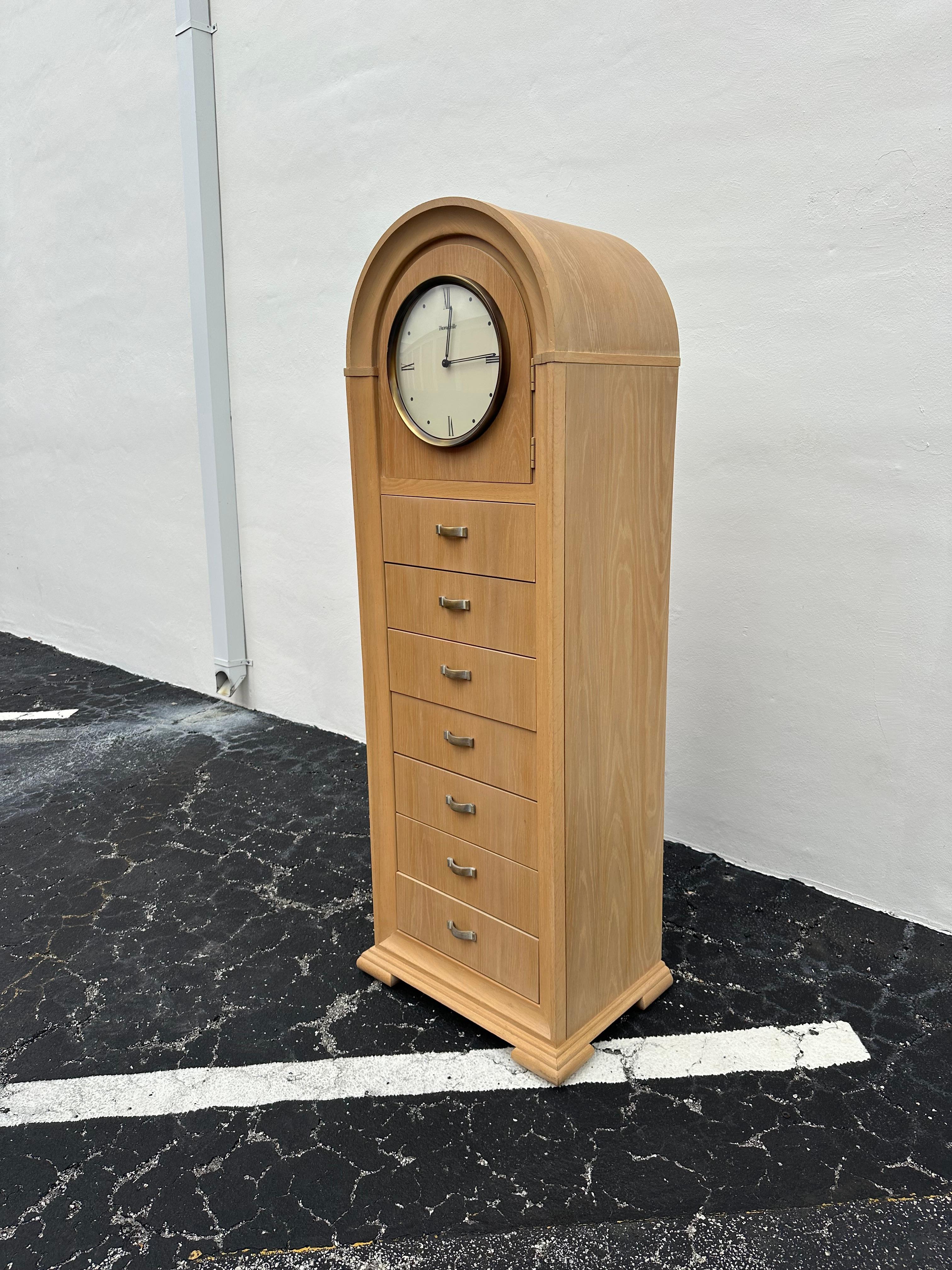 Americano Thomasville Cassettiera a otto archi con orologio in vendita