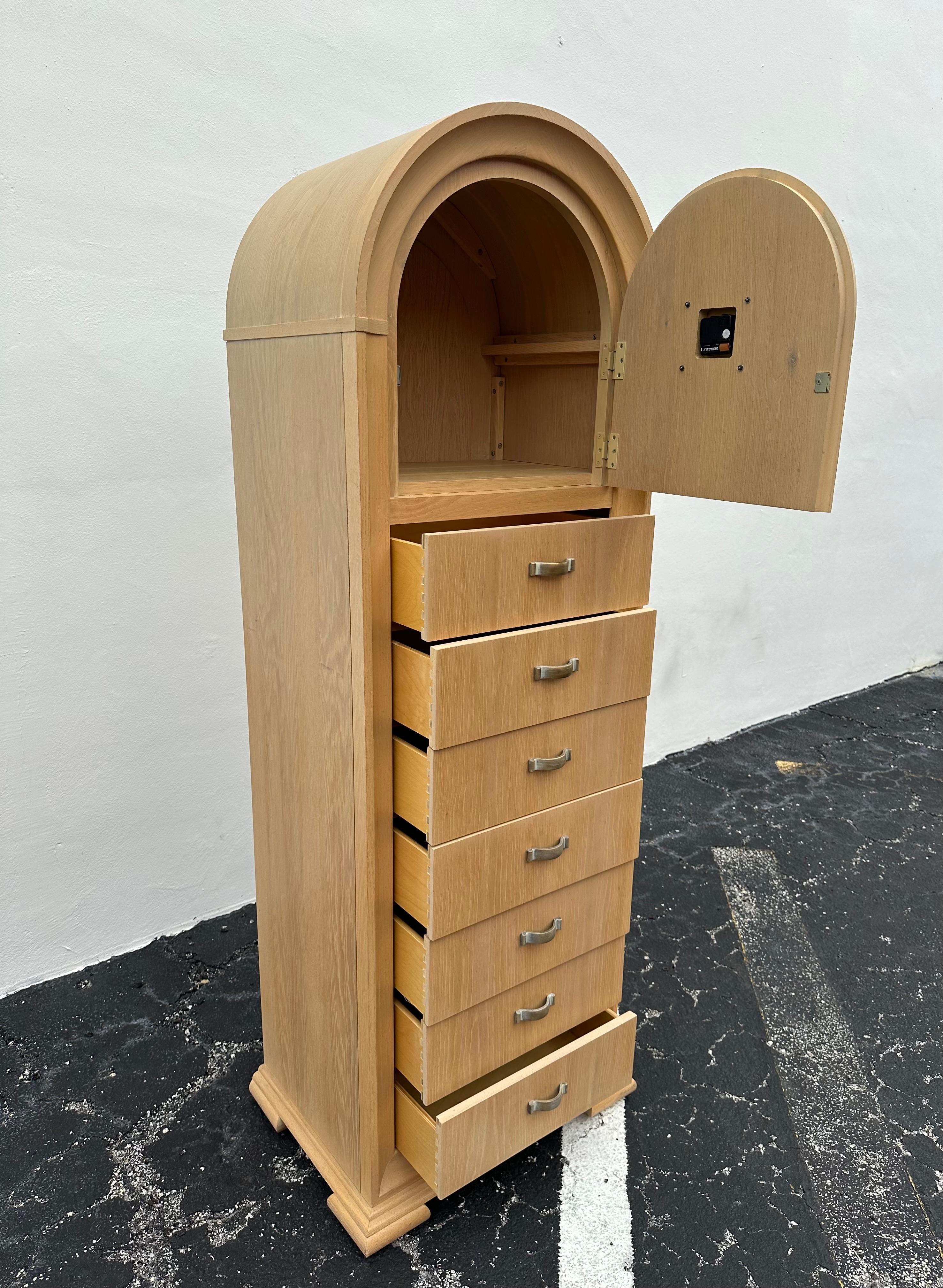 XXI secolo e contemporaneo Thomasville Cassettiera a otto archi con orologio in vendita