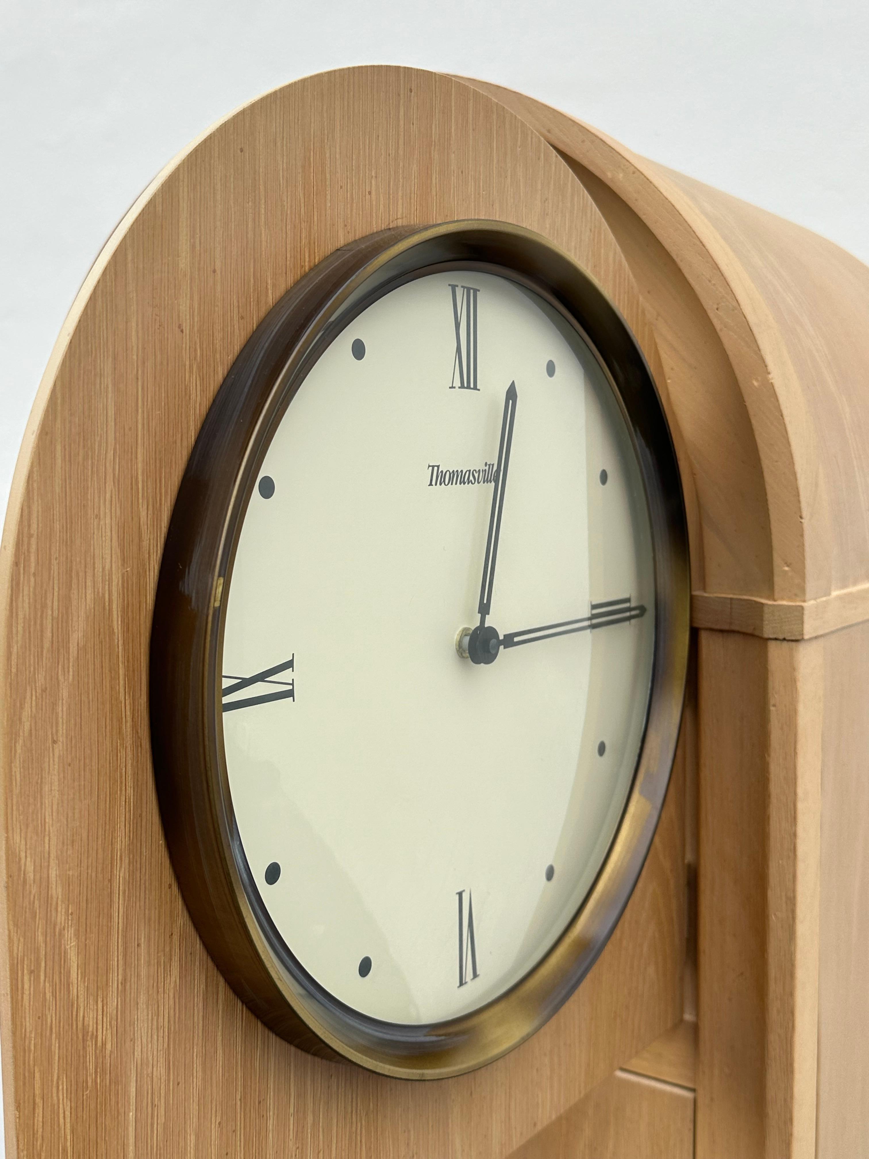 Legno Thomasville Cassettiera a otto archi con orologio in vendita
