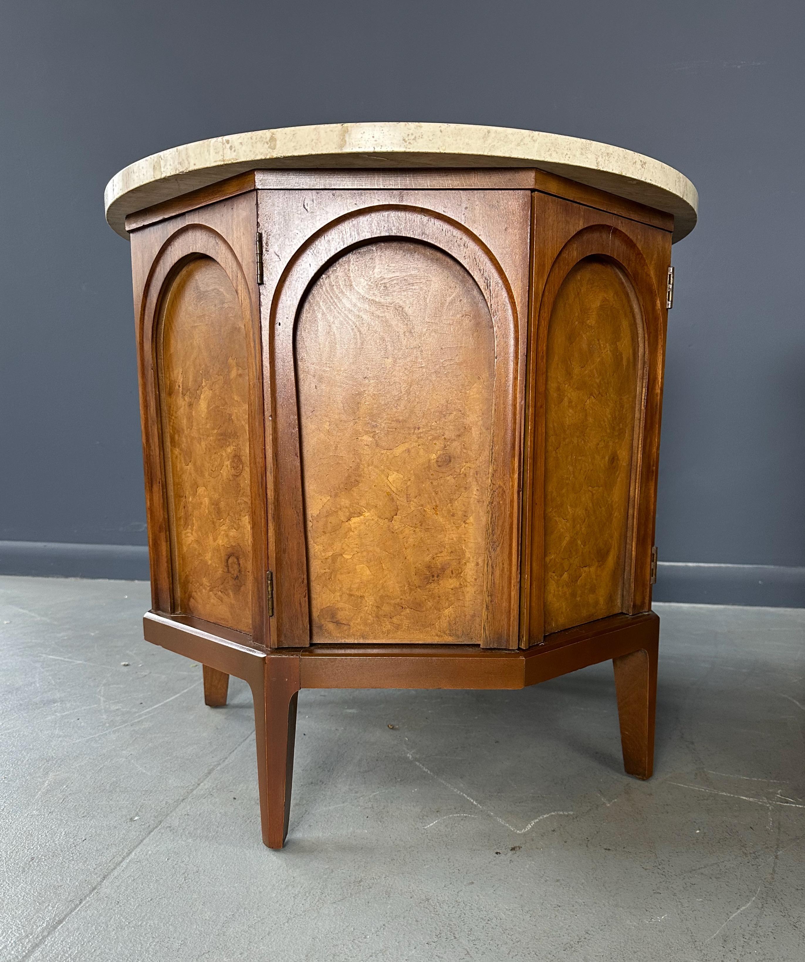 Beistelltisch/Nachttisch aus der Serie „Arched“ von Thomasville aus Travertin, Nussbaum und Olivenholz im Angebot 4