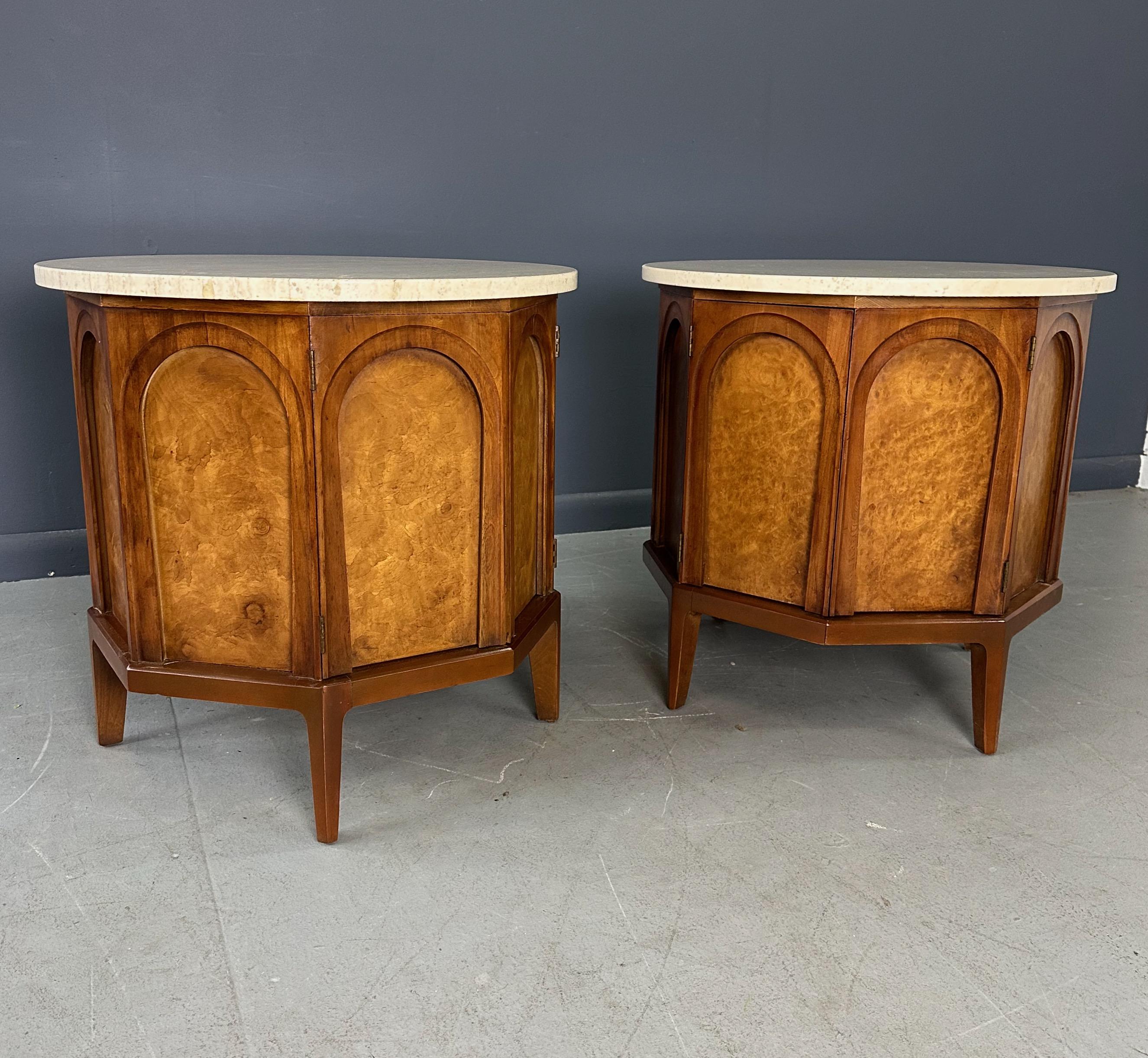 Beistelltisch/Nachttisch aus der Serie „Arched“ von Thomasville aus Travertin, Nussbaum und Olivenholz (Moderne der Mitte des Jahrhunderts) im Angebot