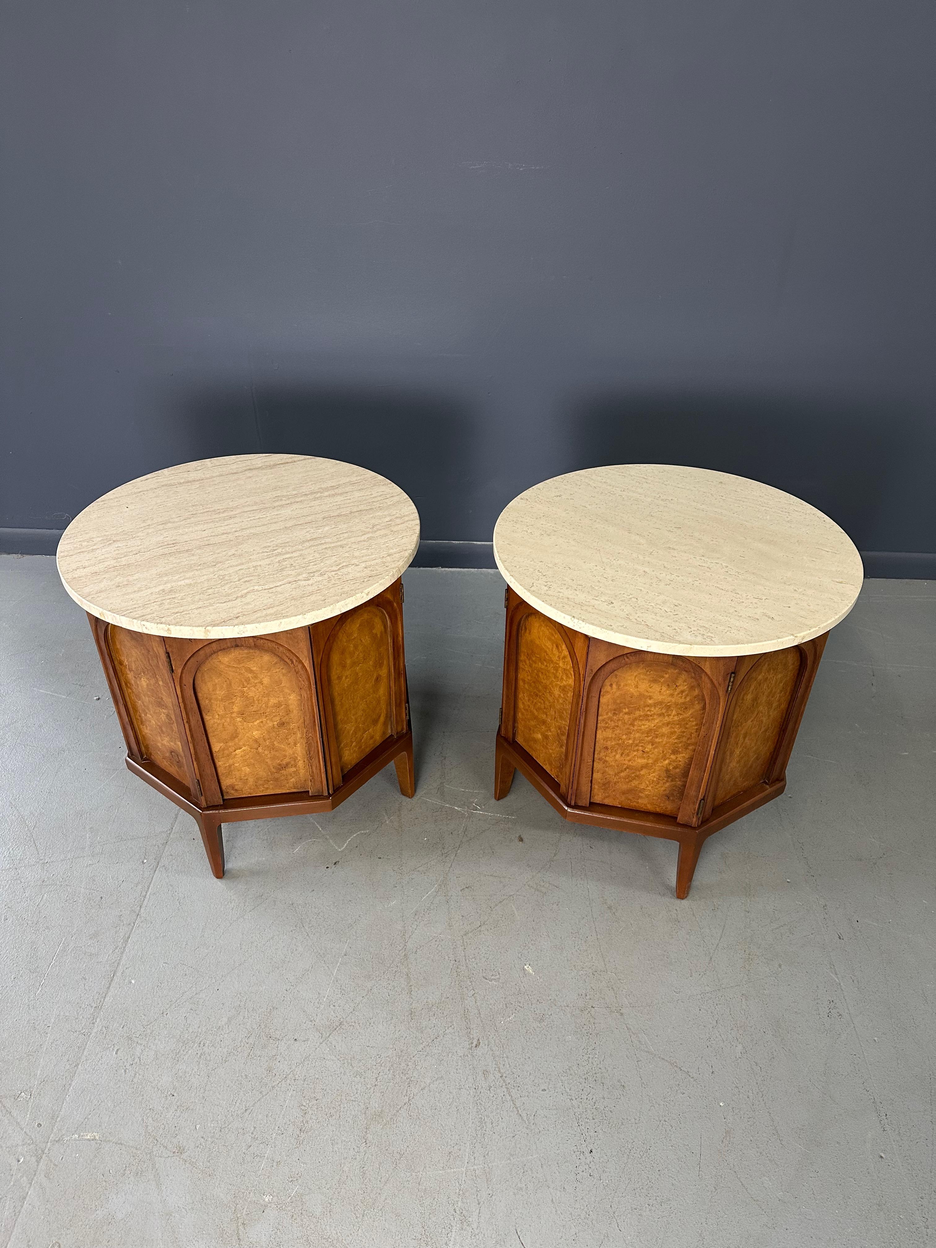 Beistelltisch/Nachttisch aus der Serie „Arched“ von Thomasville aus Travertin, Nussbaum und Olivenholz (Nordamerikanisch) im Angebot