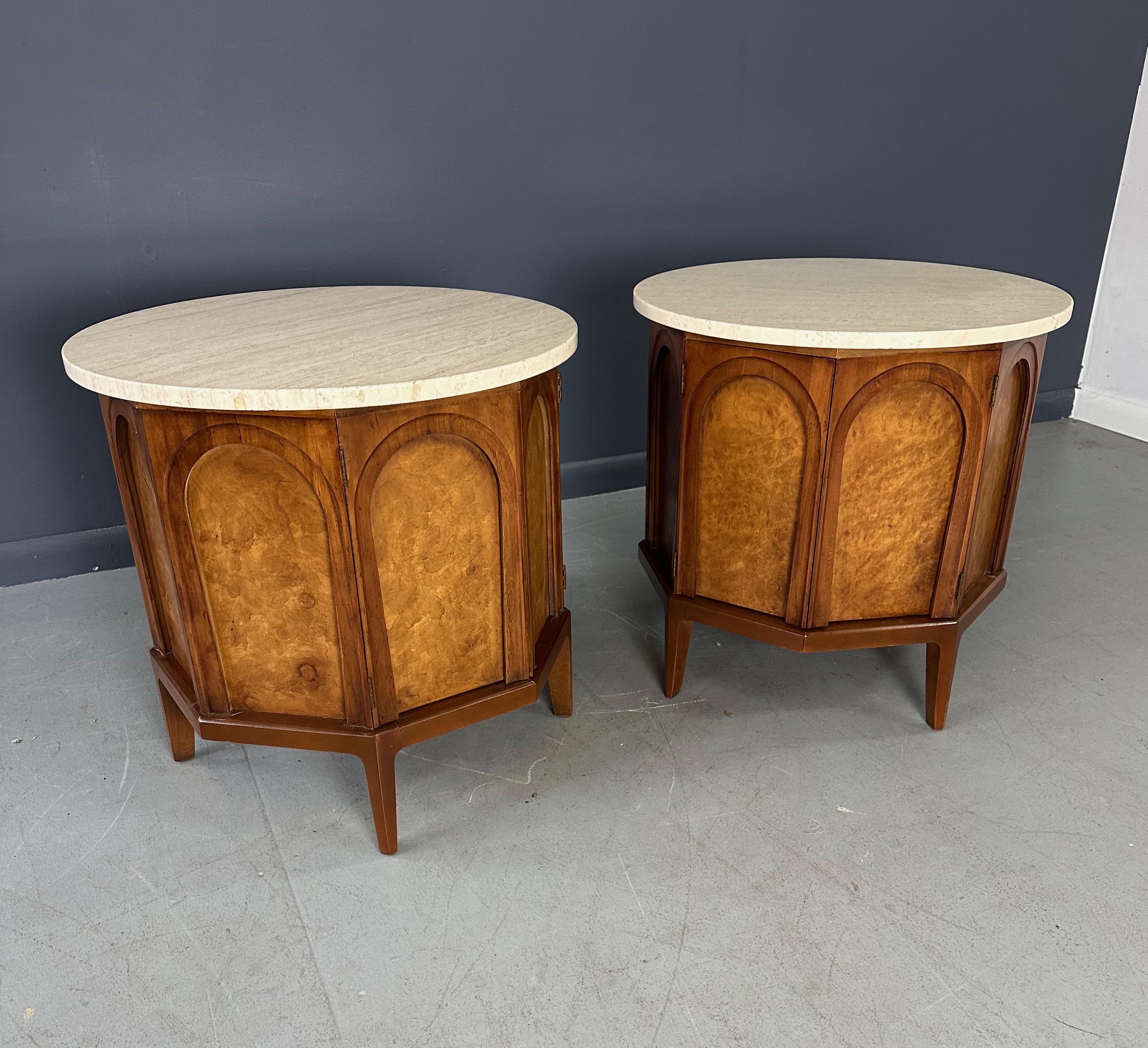 Beistelltisch/Nachttisch aus der Serie „Arched“ von Thomasville aus Travertin, Nussbaum und Olivenholz im Zustand „Gut“ im Angebot in Philadelphia, PA