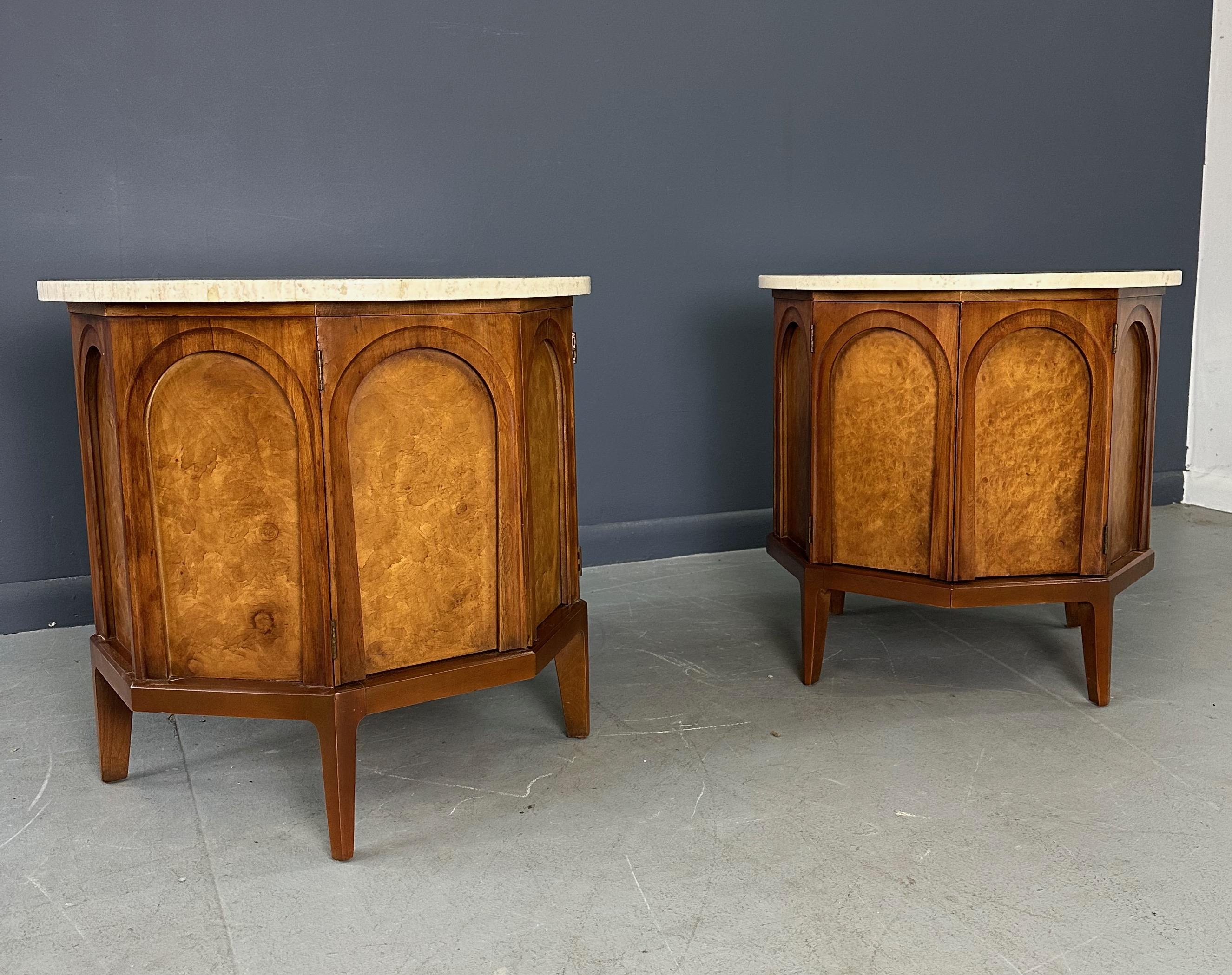 Beistelltisch/Nachttisch aus der Serie „Arched“ von Thomasville aus Travertin, Nussbaum und Olivenholz (20. Jahrhundert) im Angebot