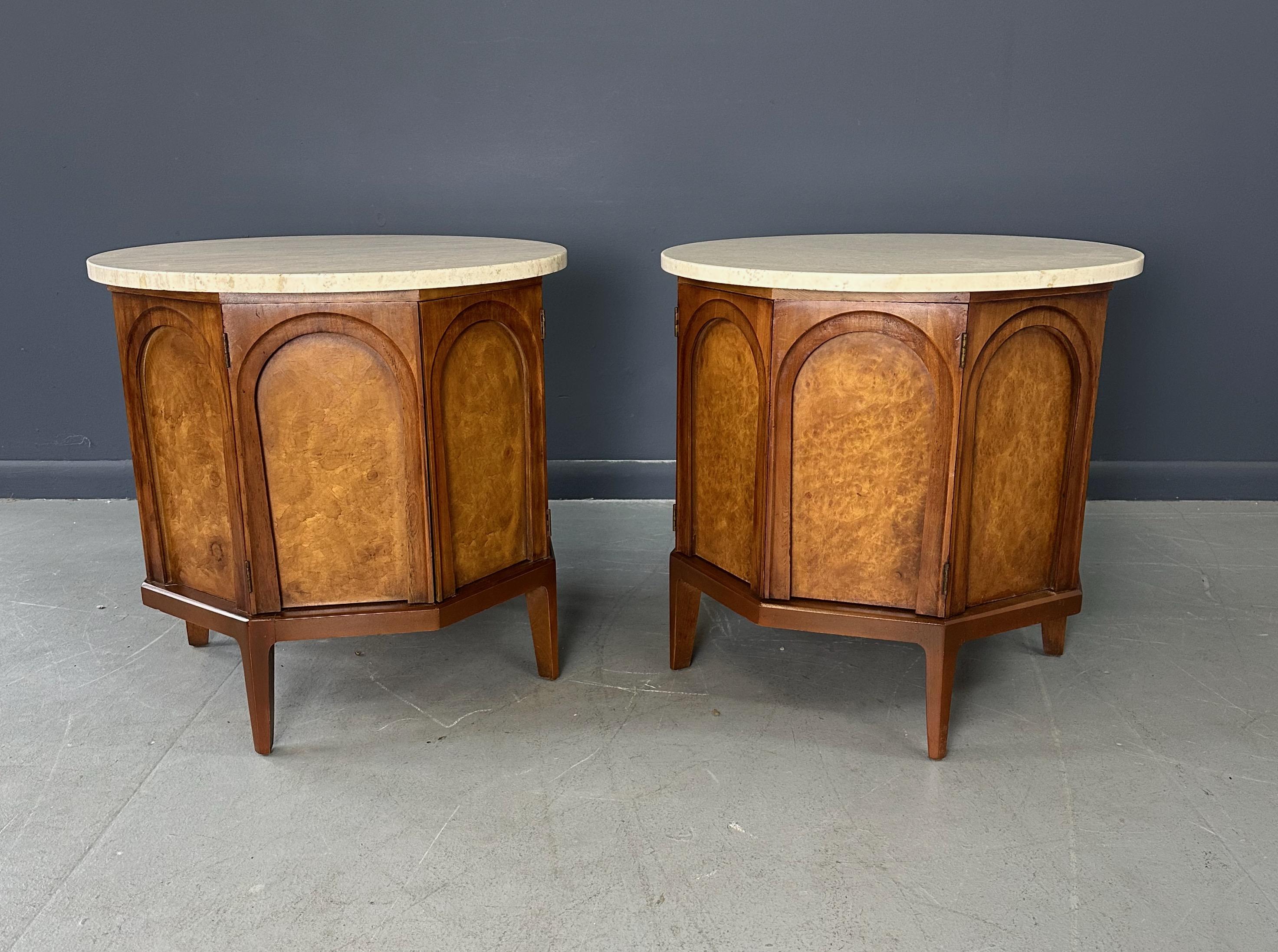 Beistelltisch/Nachttisch aus der Serie „Arched“ von Thomasville aus Travertin, Nussbaum und Olivenholz im Angebot 1