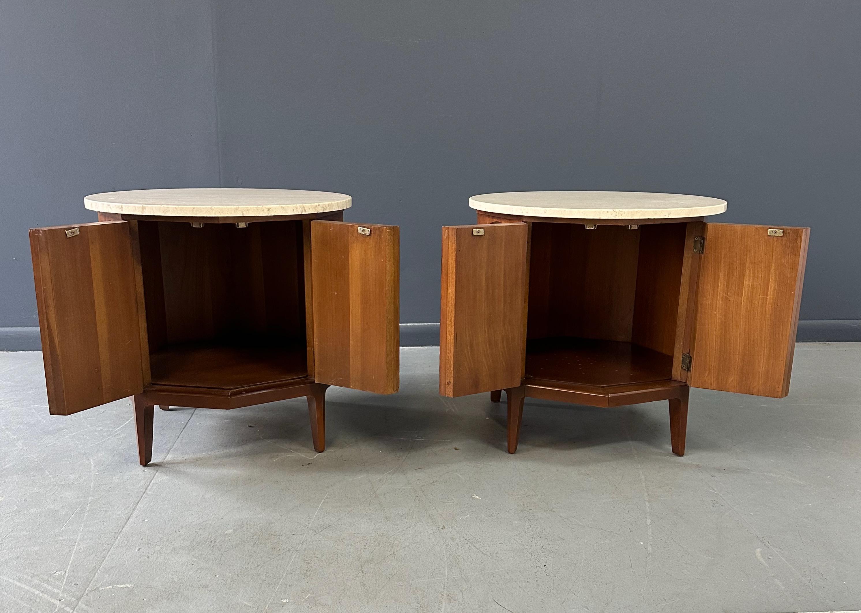 Beistelltisch/Nachttisch aus der Serie „Arched“ von Thomasville aus Travertin, Nussbaum und Olivenholz im Angebot 2