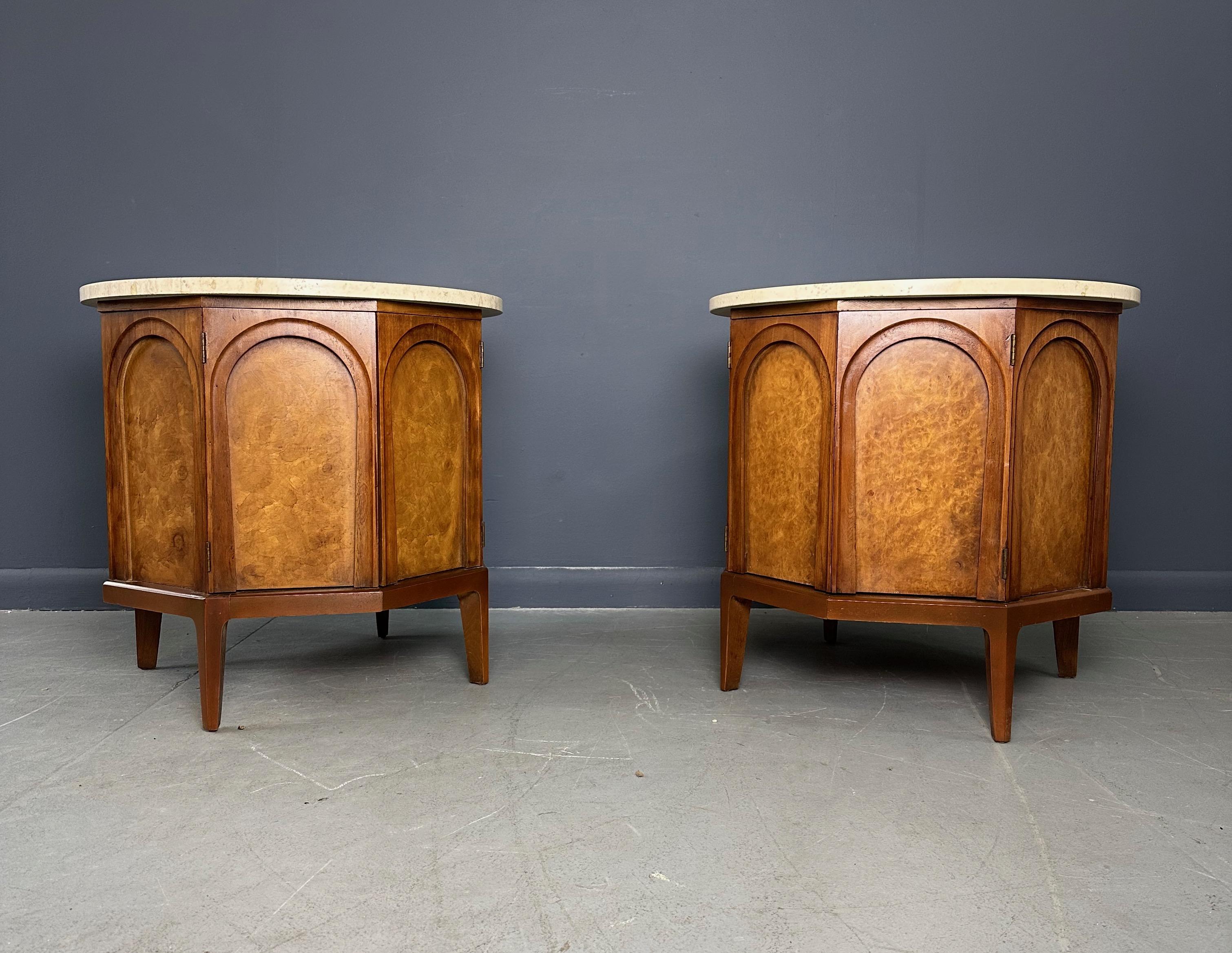 Beistelltisch/Nachttisch aus der Serie „Arched“ von Thomasville aus Travertin, Nussbaum und Olivenholz im Angebot 3