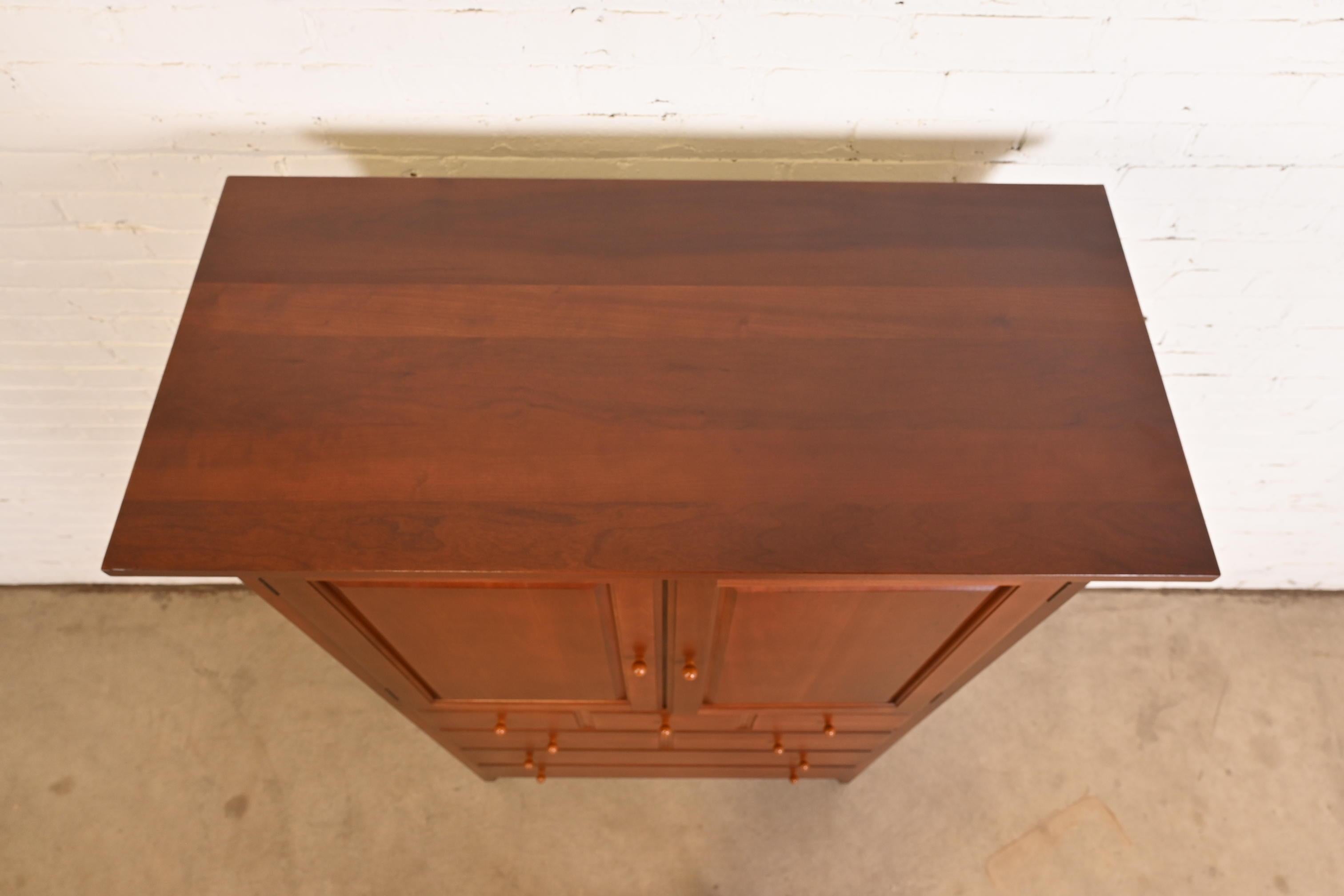 Thomasville Arts & Crafts, cassettiera in legno di ciliegio o pressa per la biancheria in vendita 6