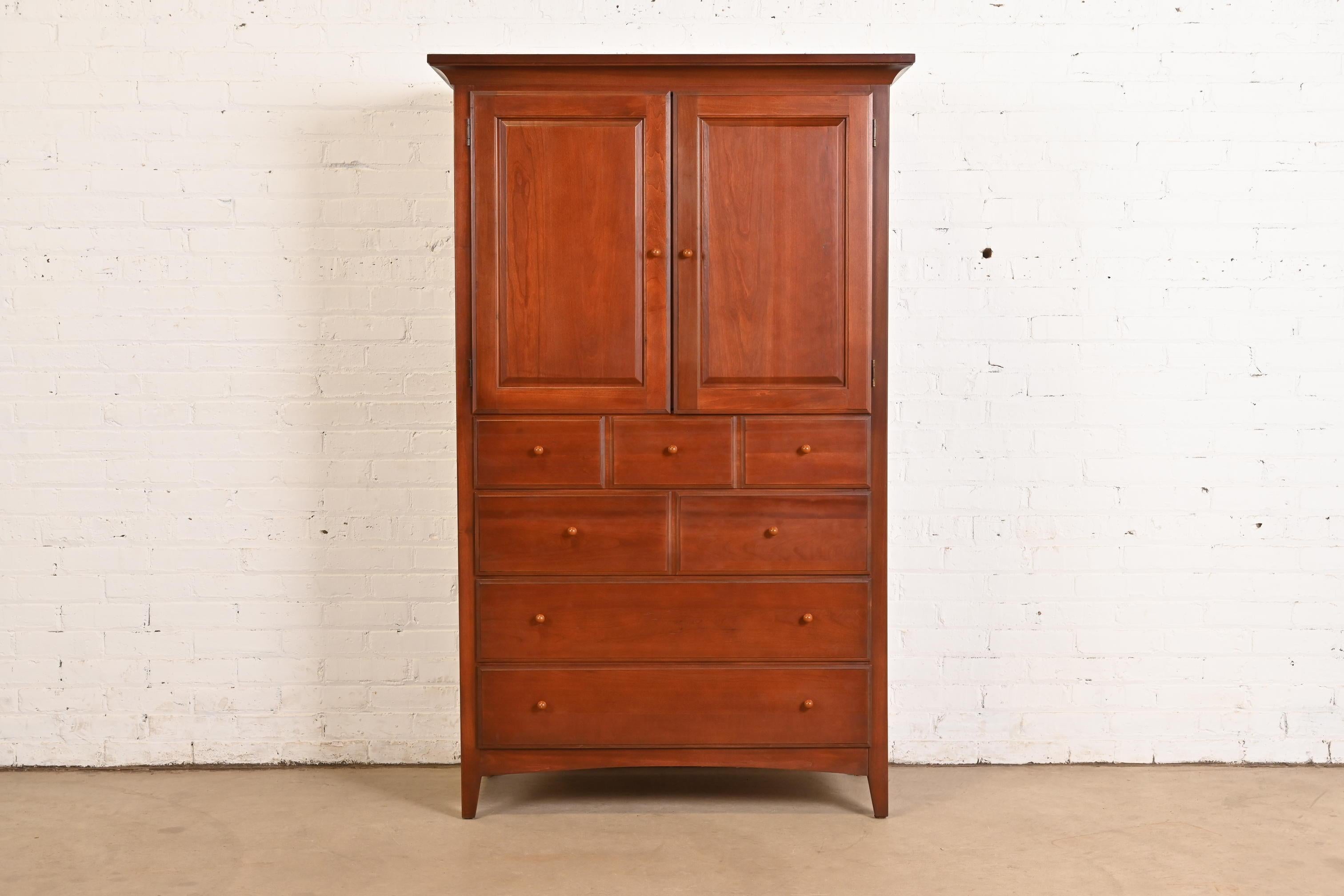Un eccezionale comò armoire in ciliegio massiccio in stile Arts & Crafts o Shaker Style, una cassapanca da uomo o una pressa per biancheria.

Thomasville, Collection'S 