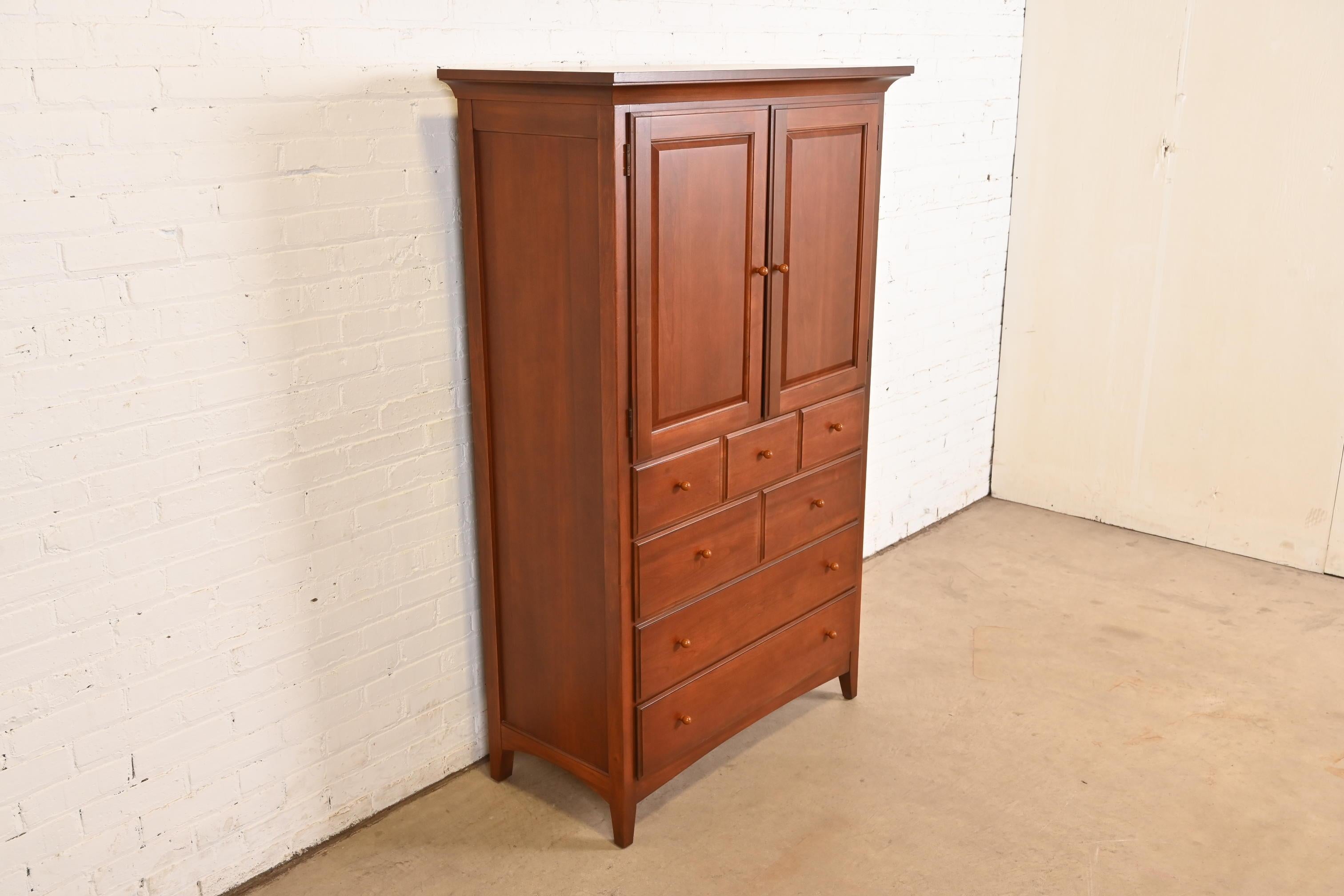 Thomasville Arts & Crafts, cassettiera in legno di ciliegio o pressa per la biancheria In condizioni buone in vendita a South Bend, IN