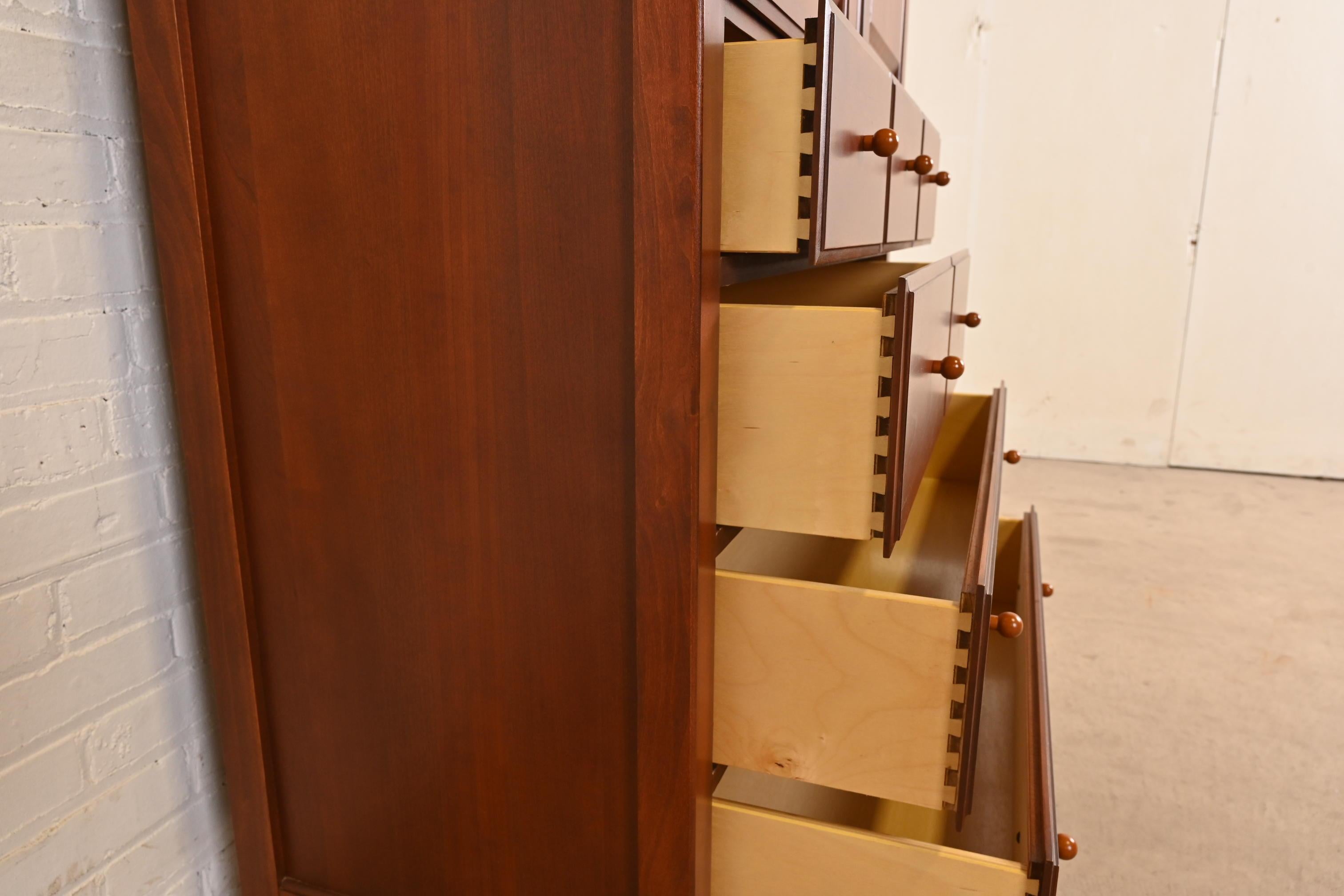Thomasville Arts & Crafts, cassettiera in legno di ciliegio o pressa per la biancheria in vendita 2