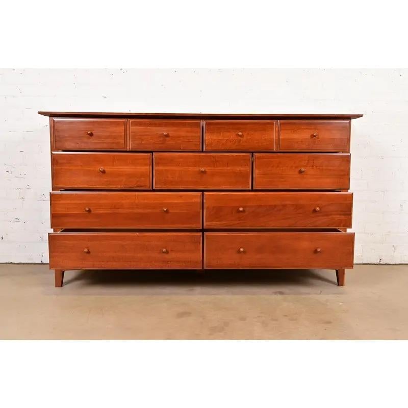 Thomasville Arts & Crafts Shaker Cherry Wood Dresser or Credenza In Good Condition For Sale In South Bend, IN