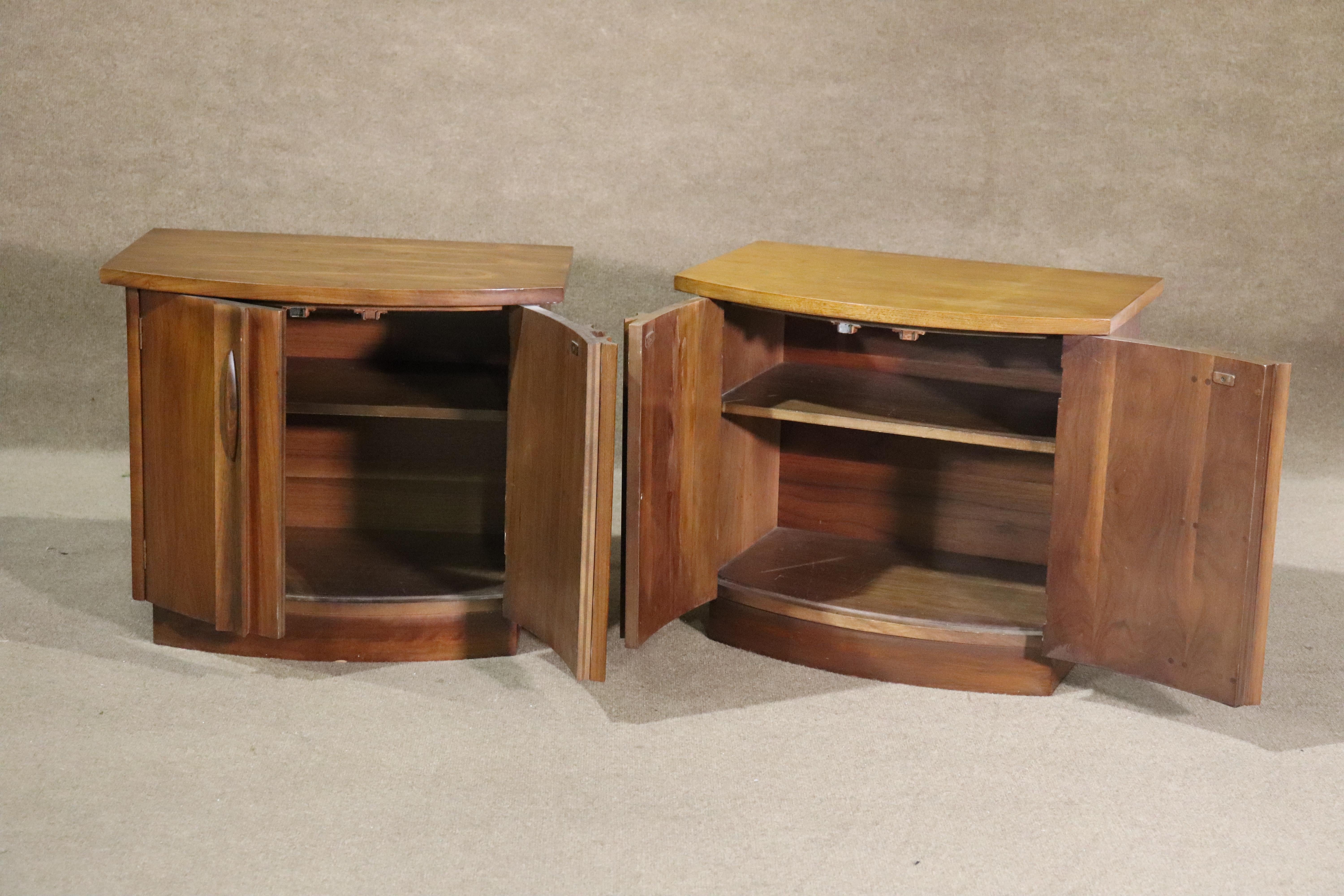Pair of mid-century modern nightstands by Thomasville. Two door storage with sculpted fronts and walnut grain.
Please confirm location NY or NJ