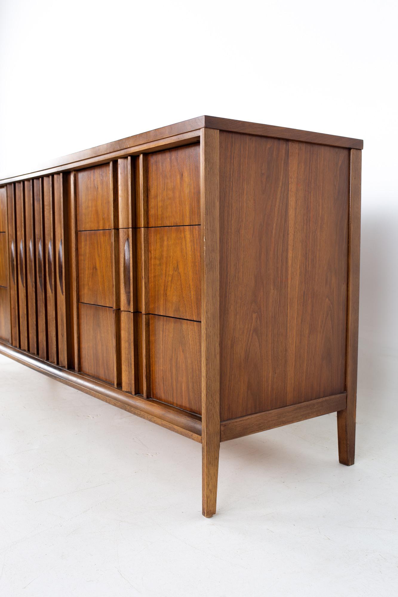 Thomasville Brutalist Mid Century Walnut 9 Drawer Lowboy Dresser In Good Condition In Countryside, IL