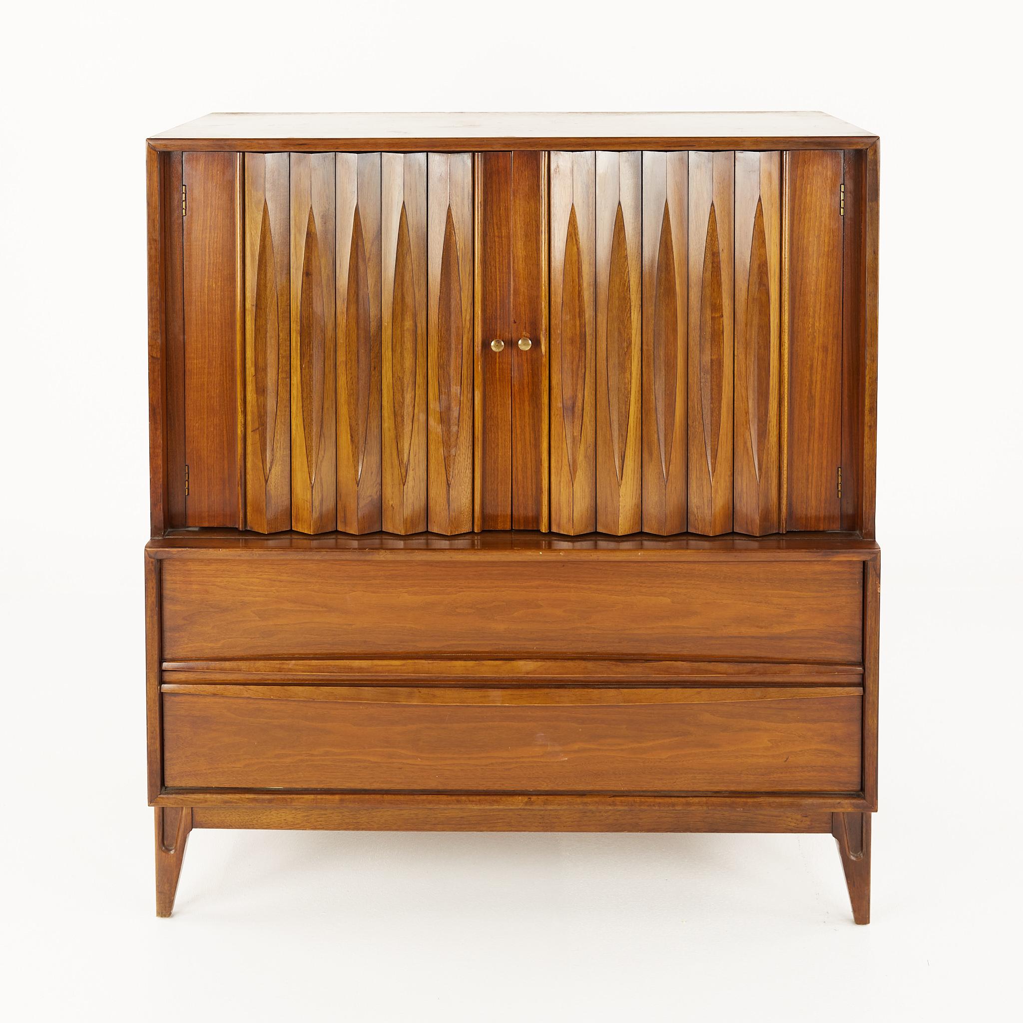 Thomasville Brutalist mid century walnut highboy dresser

This dresser measures: 41.5 wide x 18.5 deep x 45.5 inches high

?All pieces of furniture can be had in what we call restored vintage condition. That means the piece is restored upon