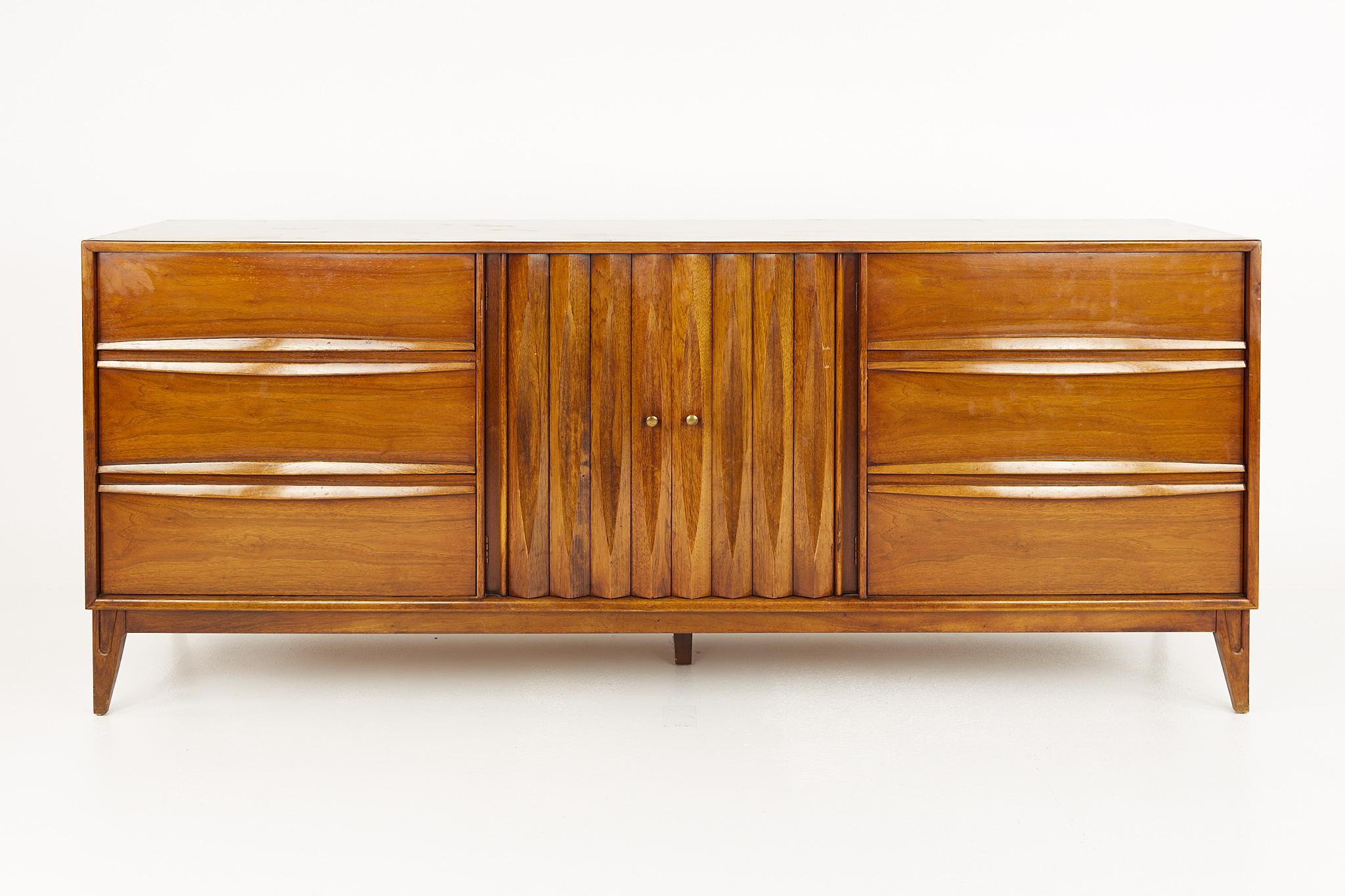 Thomasville brutalist mid century walnut lowboy dresser

This dresser measures: 75.5 wide x 20 deep x 31 inches high

?All pieces of furniture can be had in what we call restored vintage condition. That means the piece is restored upon purchase