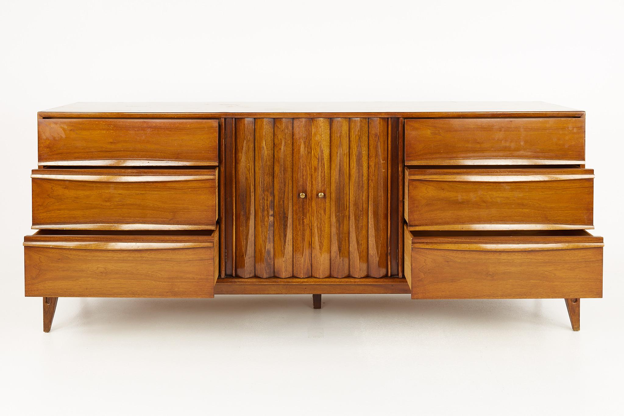 Thomasville Brutalist Mid Century Walnut Lowboy Dresser In Good Condition In Countryside, IL